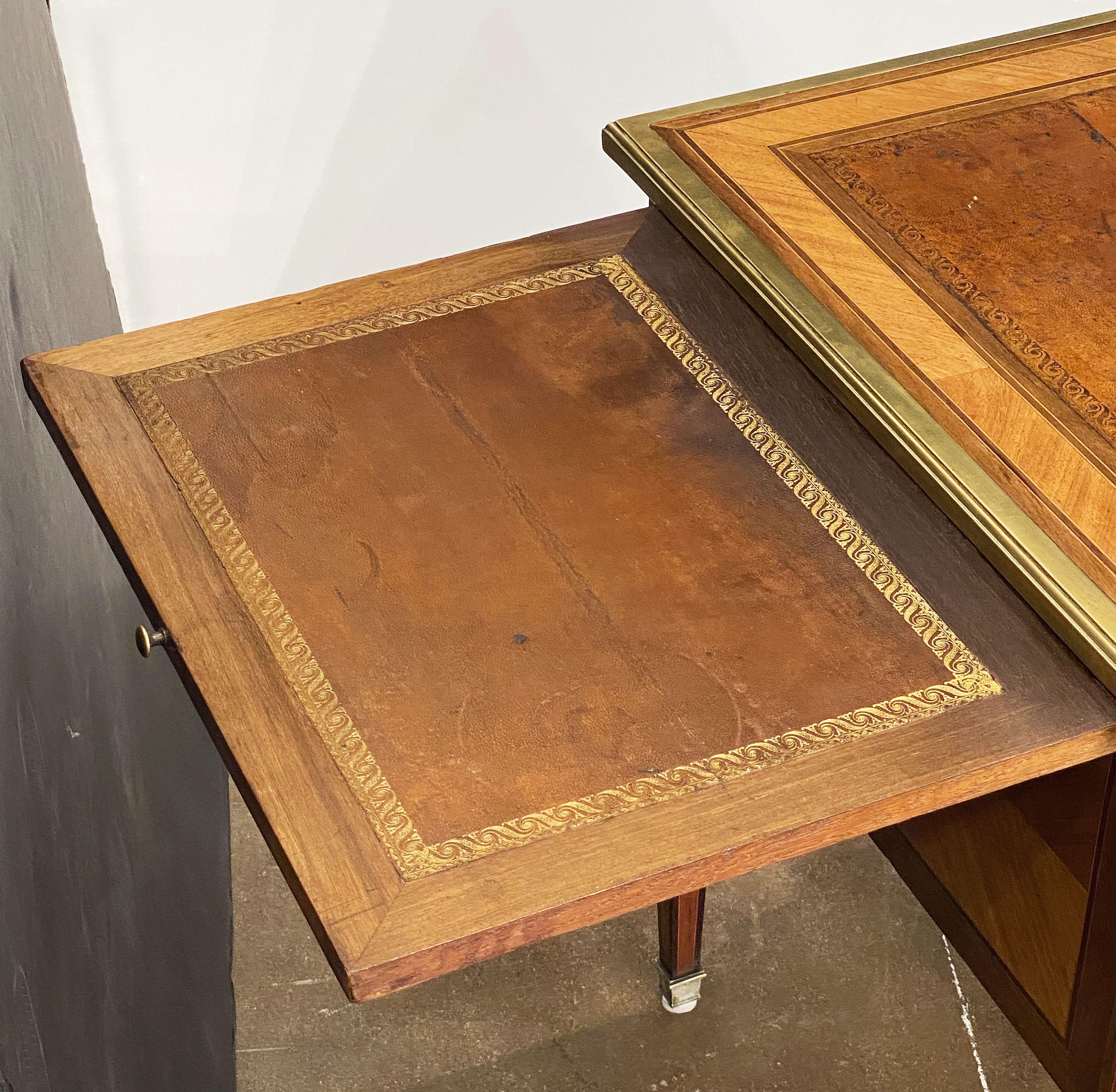 Schreibtisch aus Nussbaum und Mahagoni aus der Directoire-Periode mit Lederplatte im Angebot 5