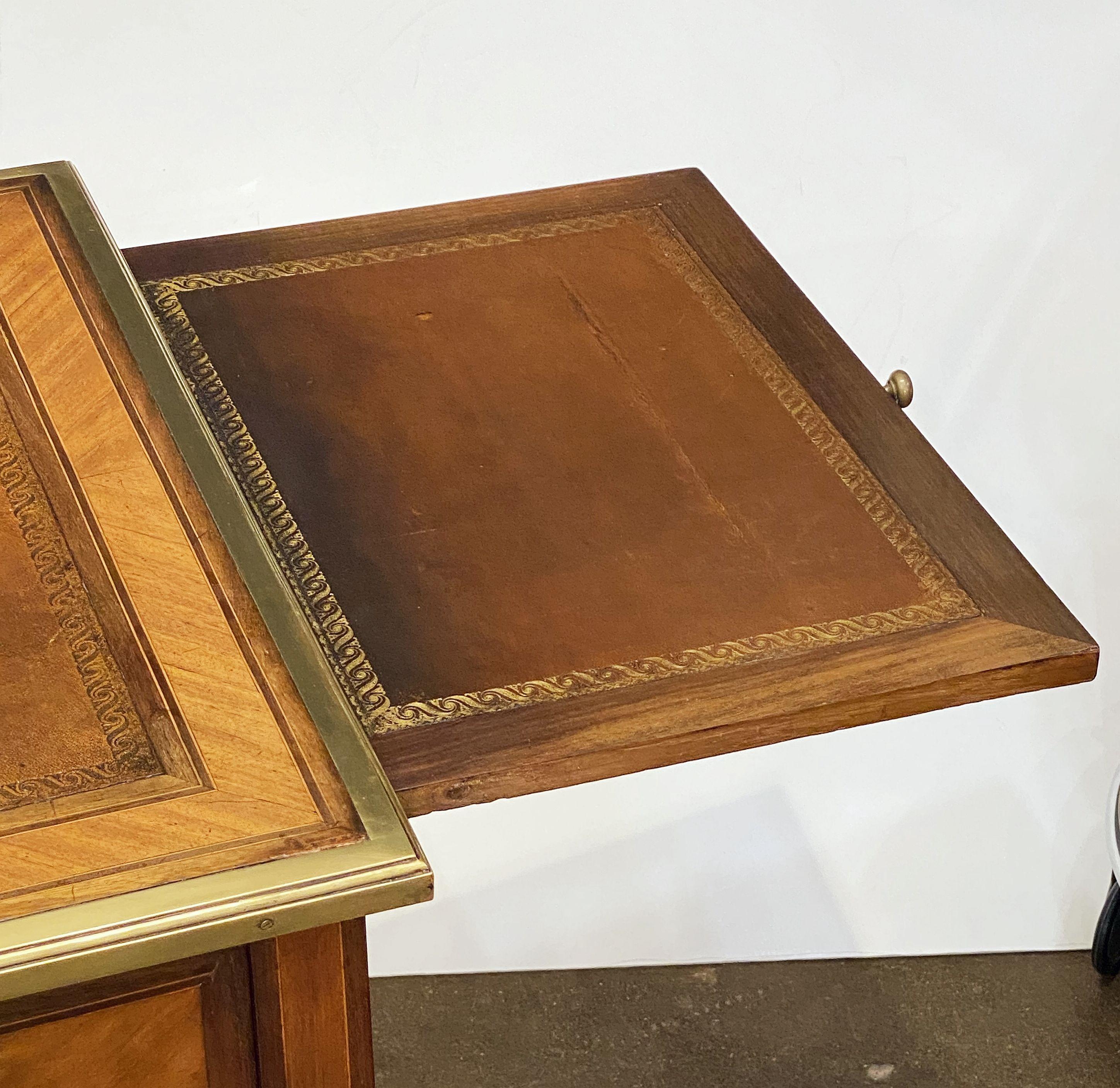 Schreibtisch aus Nussbaum und Mahagoni aus der Directoire-Periode mit Lederplatte im Angebot 6