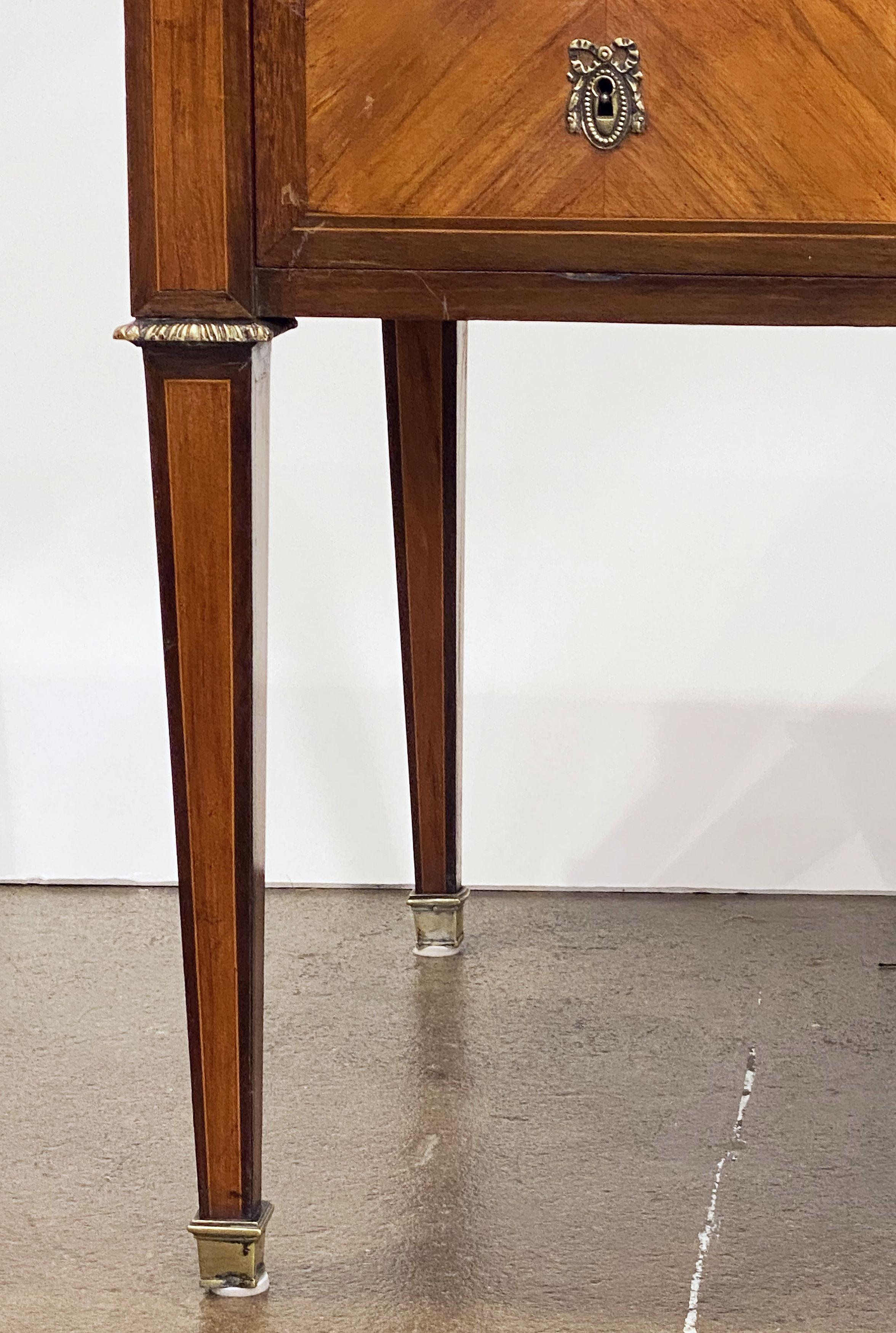 Schreibtisch aus Nussbaum und Mahagoni aus der Directoire-Periode mit Lederplatte im Angebot 13
