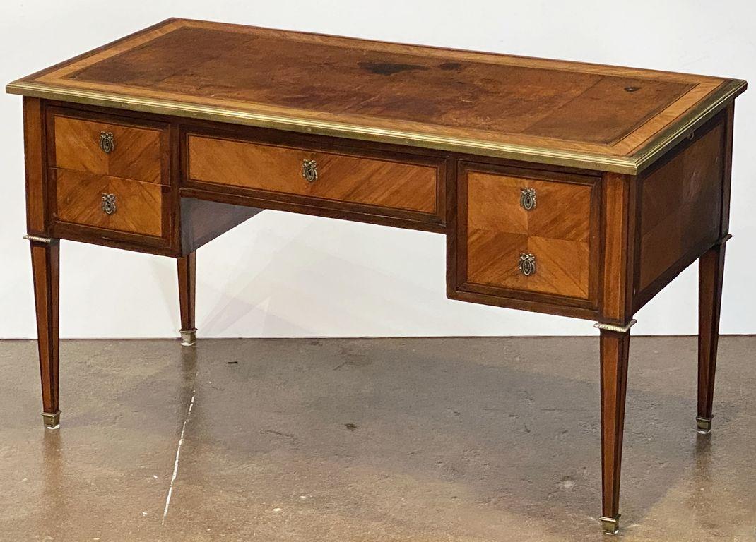 French Directoire Period Writing Desk of Walnut and Mahogany with Leather Top In Good Condition For Sale In Austin, TX