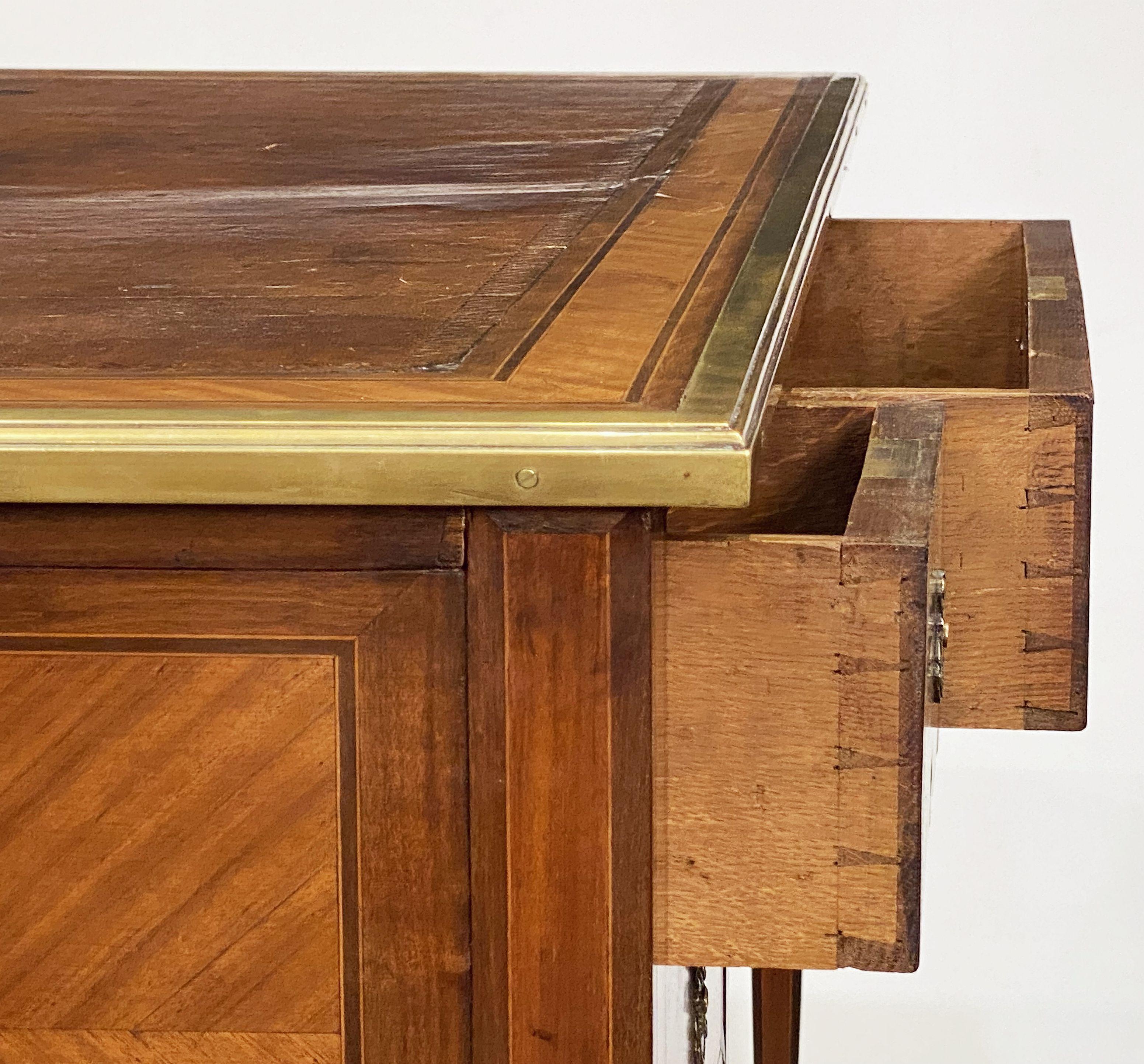Schreibtisch aus Nussbaum und Mahagoni aus der Directoire-Periode mit Lederplatte im Angebot 2