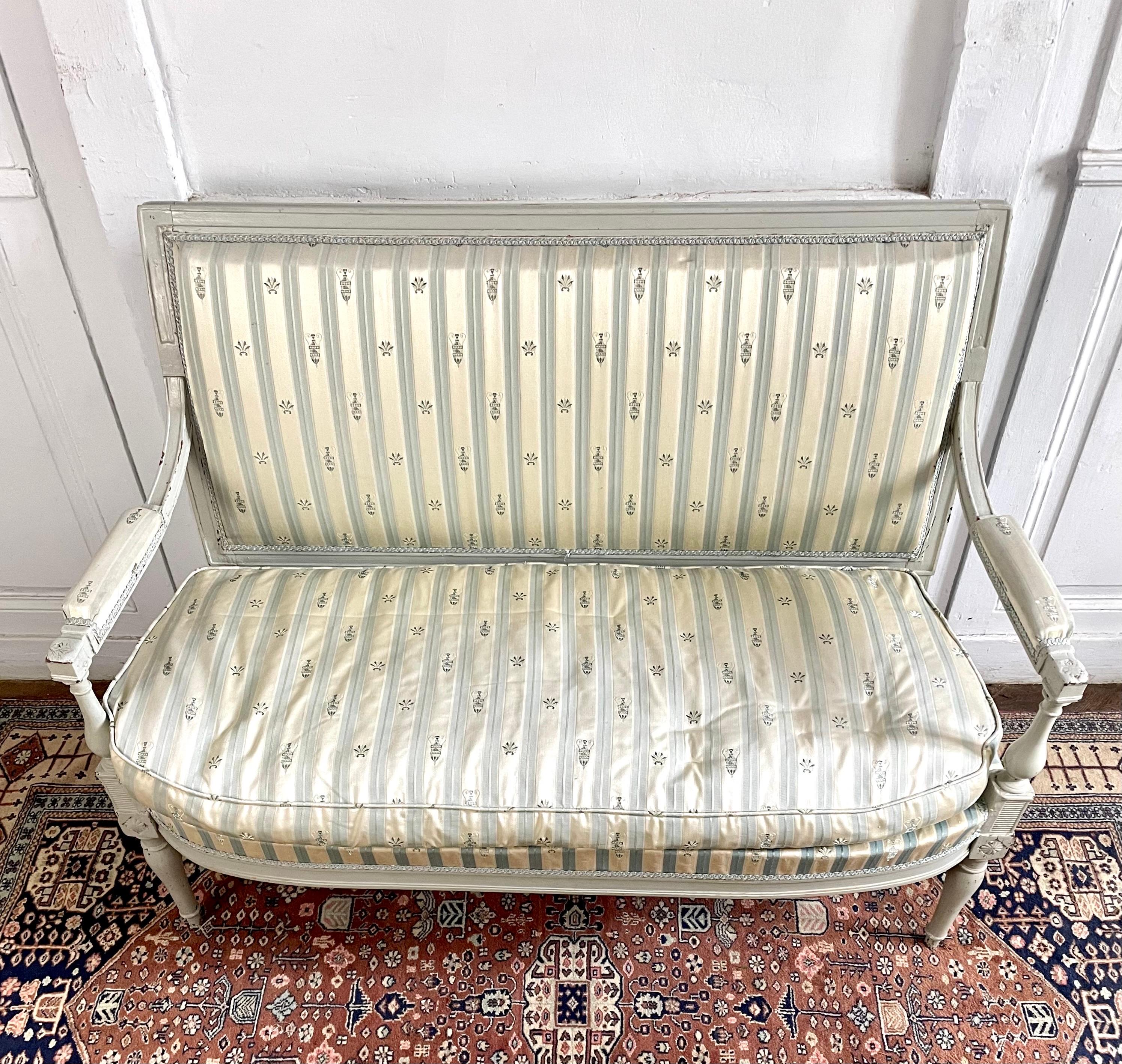 Small bench Directoire period, end of reign of Louis XVI.
Magnificent patterned silk upholstery for the seat and plain blue silk on the back of the bench. Very good condition.
Grey, blue white.
Solid wood painted in blue/grey perfectly matches the