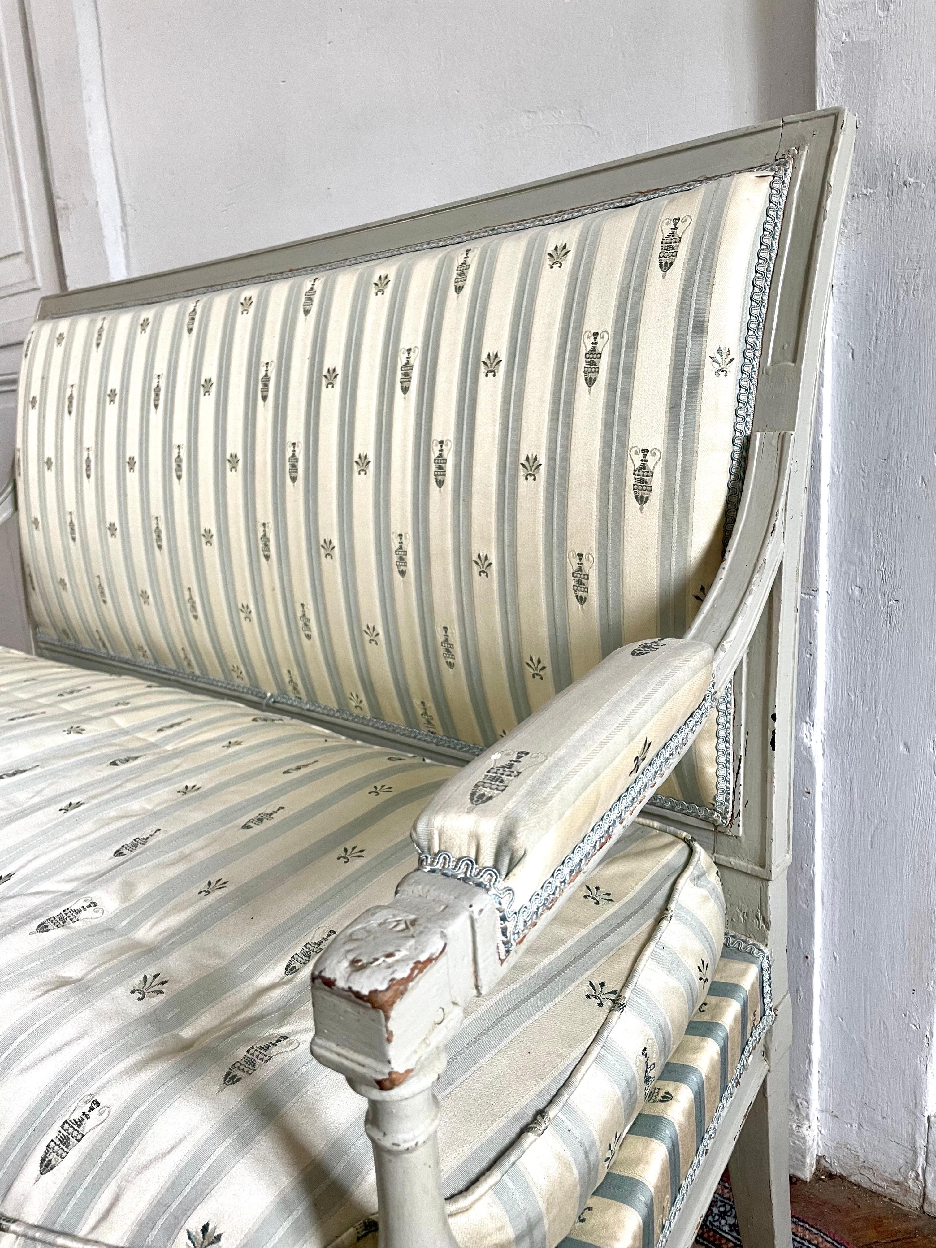 French Directoire Sofa Bench Silk Patterns Blue Gray White 18th In Good Condition In Beuzevillette, FR