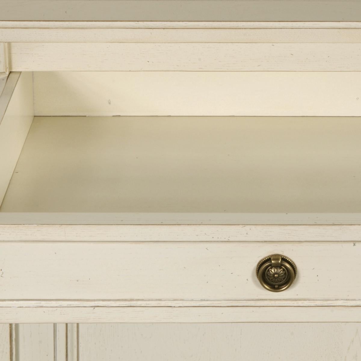 Dieses 2-türige Sideboard ist eine handwerkliche Reproduktion des weltberühmten französischen Directoire-Stils, der auf das Ende des 18. Jahrhunderts zurückgeht.

Diese Serie zeichnet sich durch gerade, schlichte und zeitlose Linien aus, die