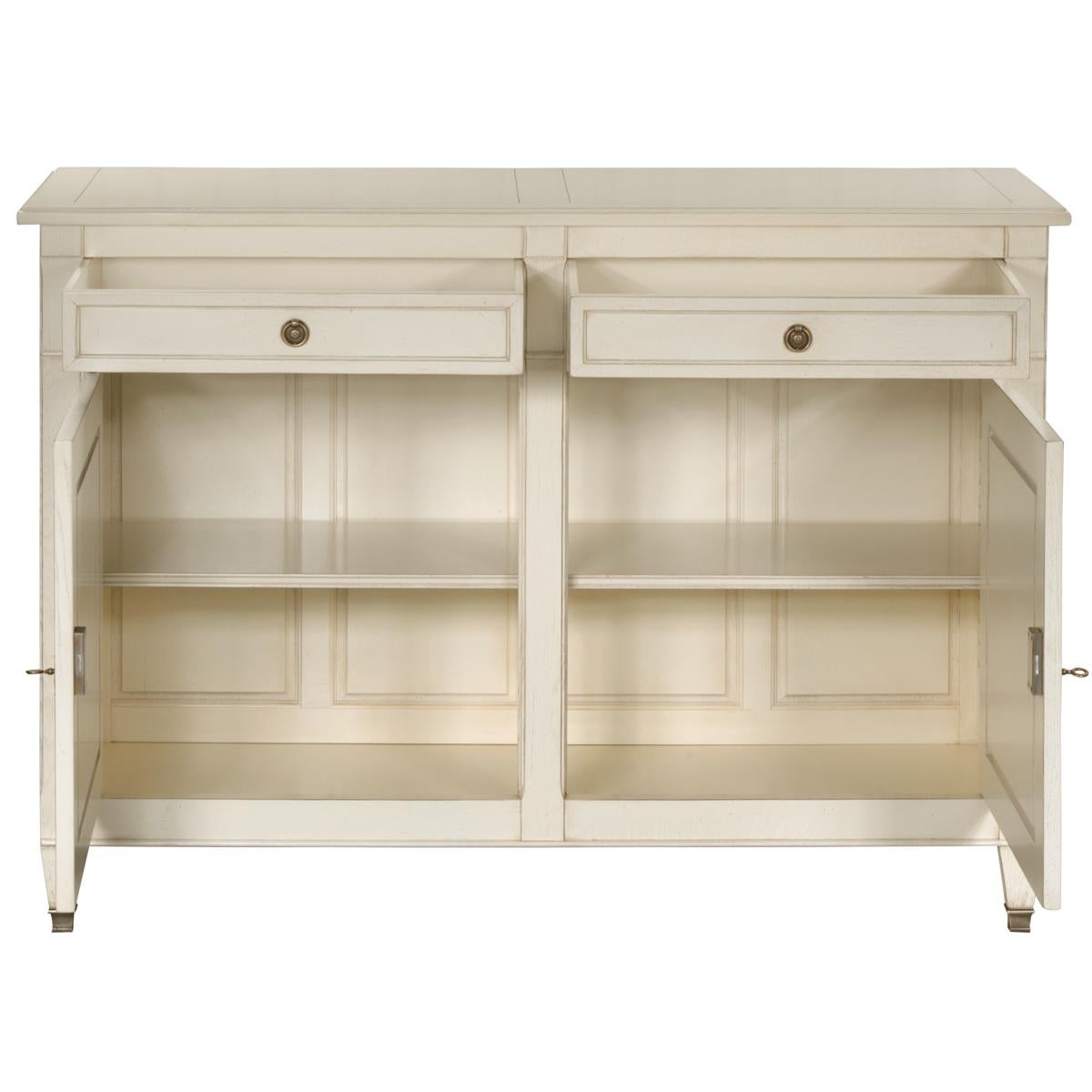 Französisches Sideboard im Directoire-Stil mit 2 Türen aus massiver Eiche, weiß-cremefarben lackiert (Handgefertigt) im Angebot