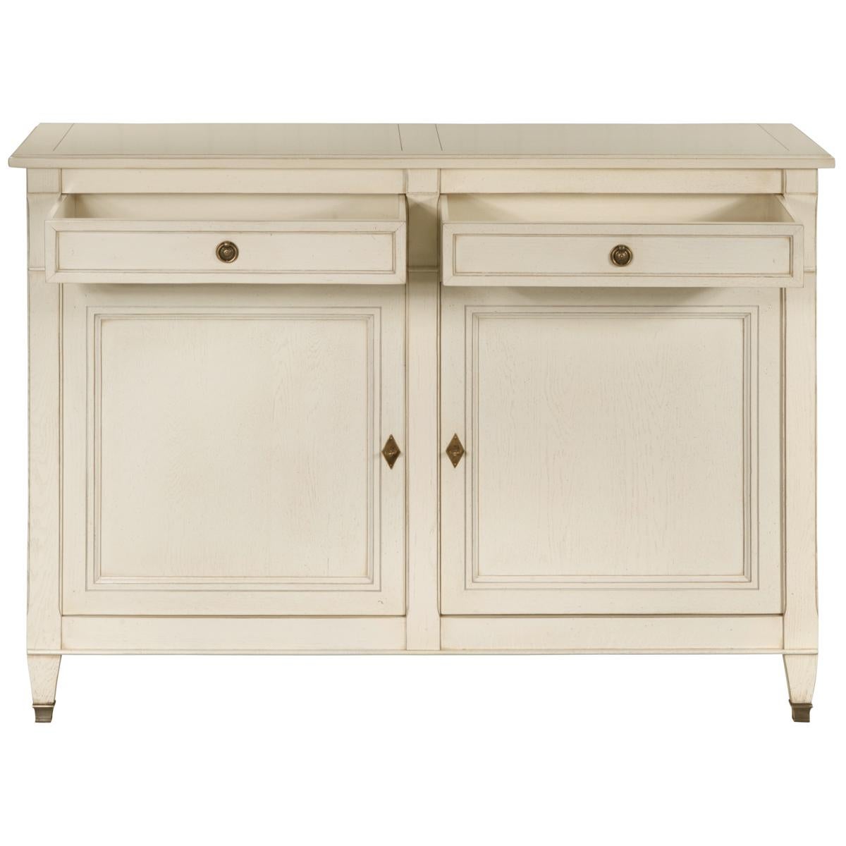 Französisches Sideboard im Directoire-Stil mit 2 Türen aus massiver Eiche, weiß-cremefarben lackiert im Zustand „Neu“ im Angebot in Landivy, FR