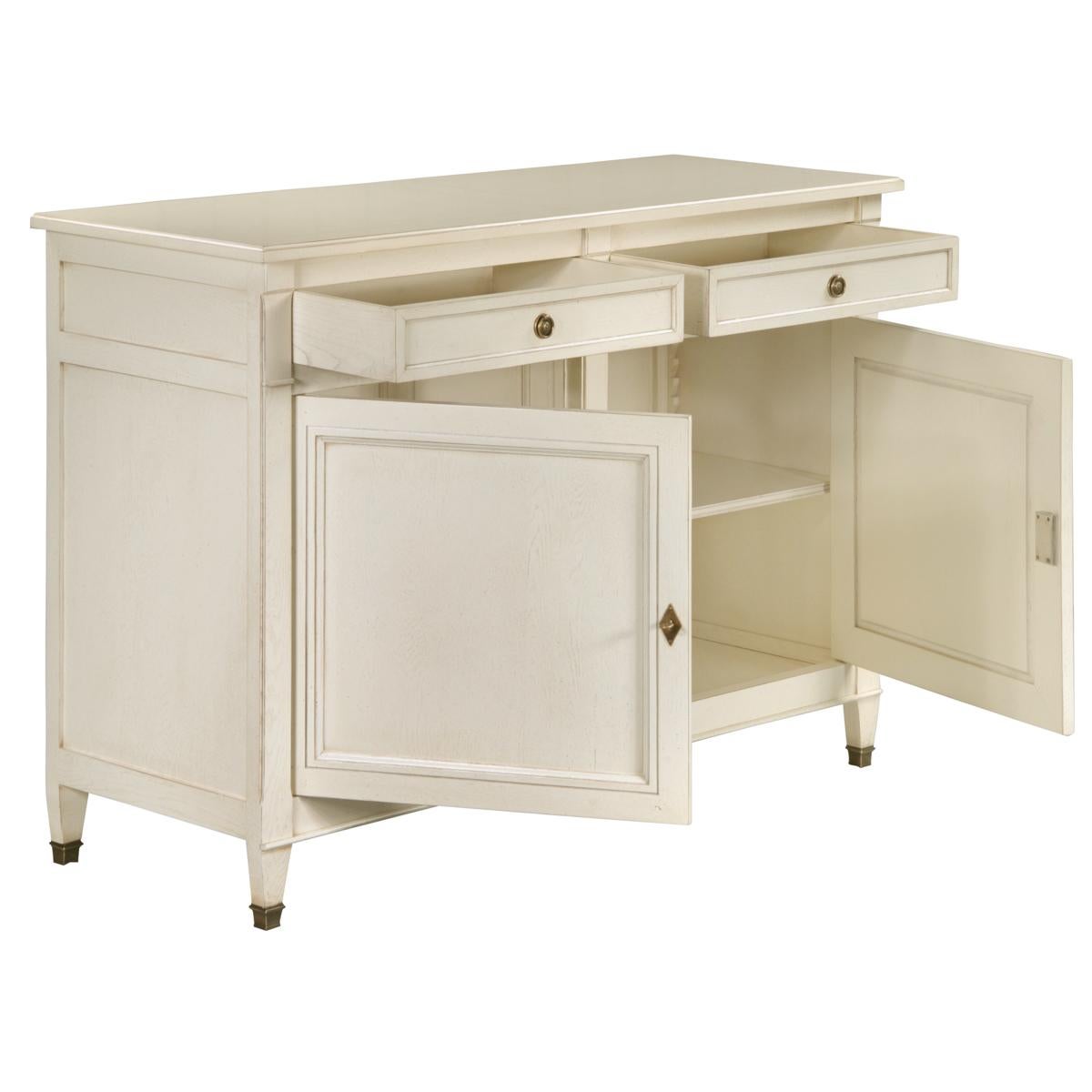 Französisches Sideboard im Directoire-Stil mit 2 Türen aus massiver Eiche, weiß-cremefarben lackiert im Angebot 1