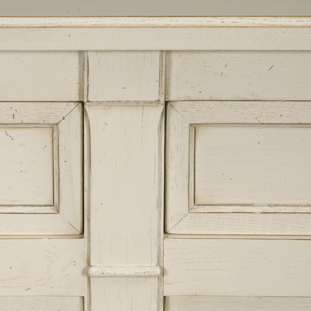 Französisches Sideboard im Directoire-Stil mit 2 Türen aus massiver Eiche, weiß-cremefarben lackiert im Angebot 3
