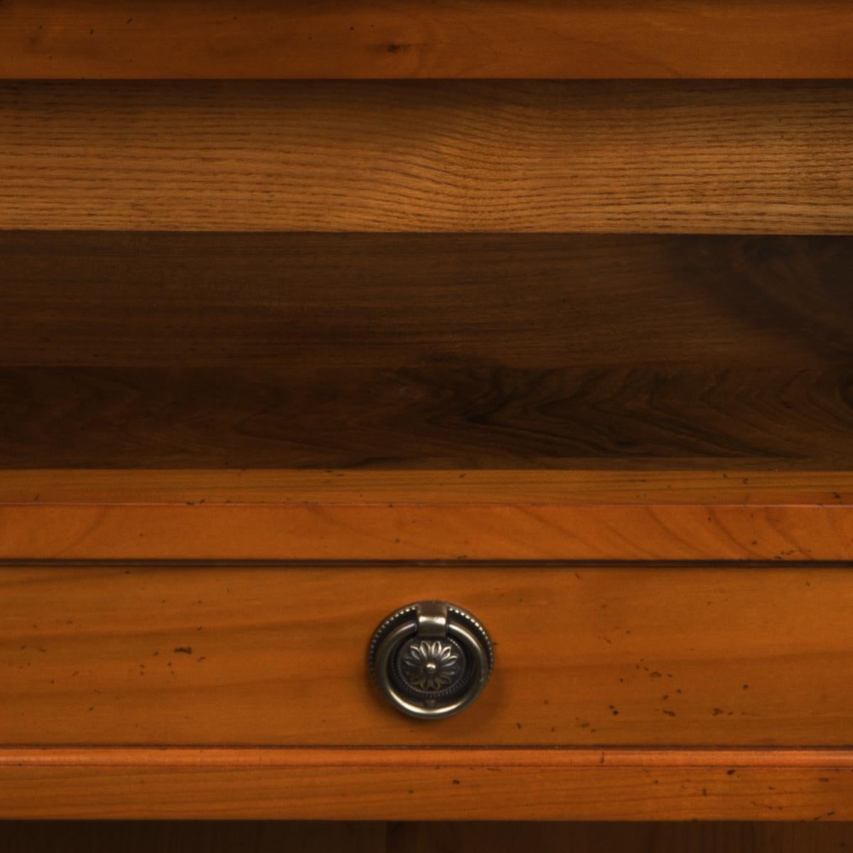 Bufé artesanal de 3 puertas de estilo Directoire francés en madera maciza de cerezo en venta 5