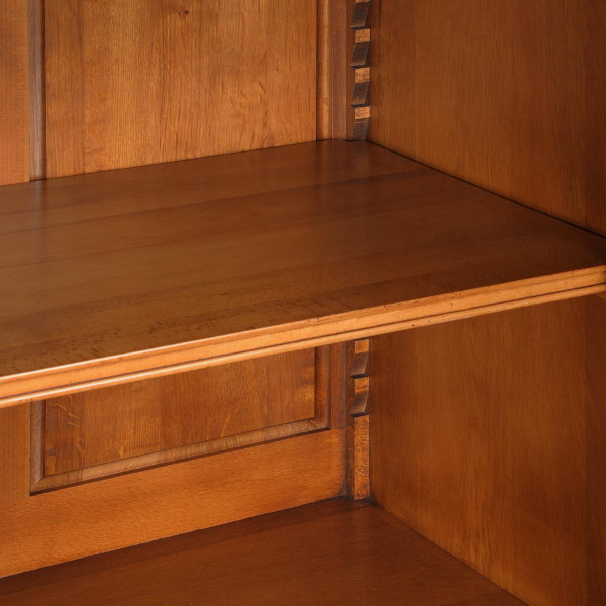 Bufé artesanal de 3 puertas de estilo Directoire francés en madera maciza de cerezo Latón en venta