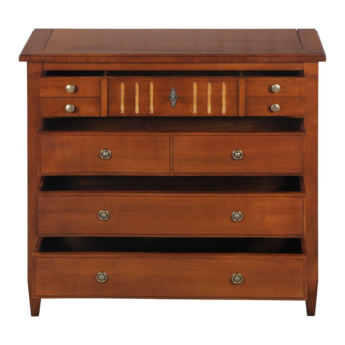 Questa cassettiera a 4 cassetti è una riproduzione artigianale dello stile Directoire francese della fine del XVIII secolo. È disponibile in ciliegio francese massiccio e anche in Oak.
 
La parte anteriore del cassetto superiore è lavorata come se