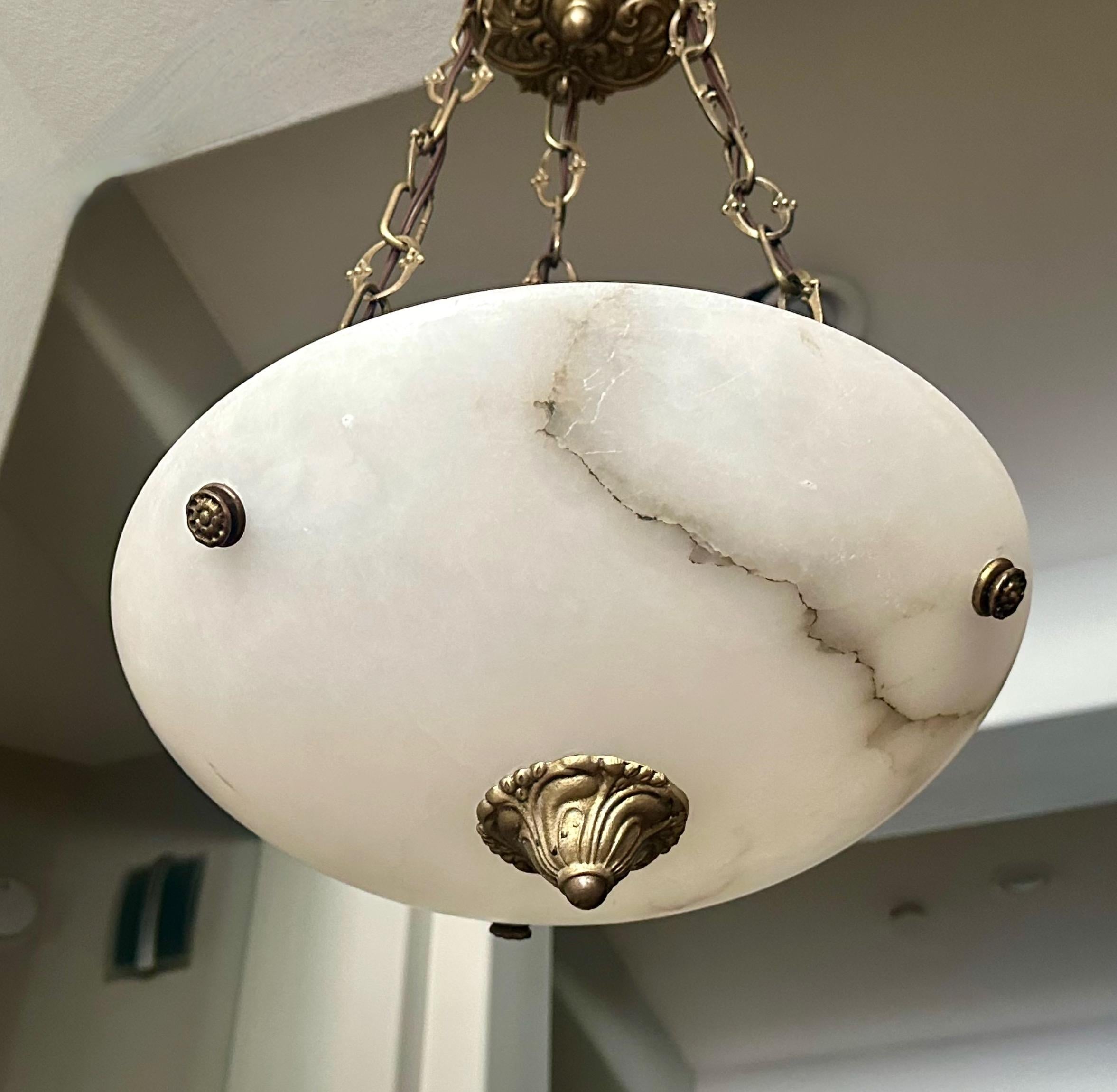 Lampada a sospensione o lampadario in alabastro con finiture in ottone patinato invecchiato in stile Directoire. Cablato a nuovo per gli Stati Uniti, l'apparecchio utilizza tre lampadine a candelabro. La scala ridotta di questo apparecchio è
