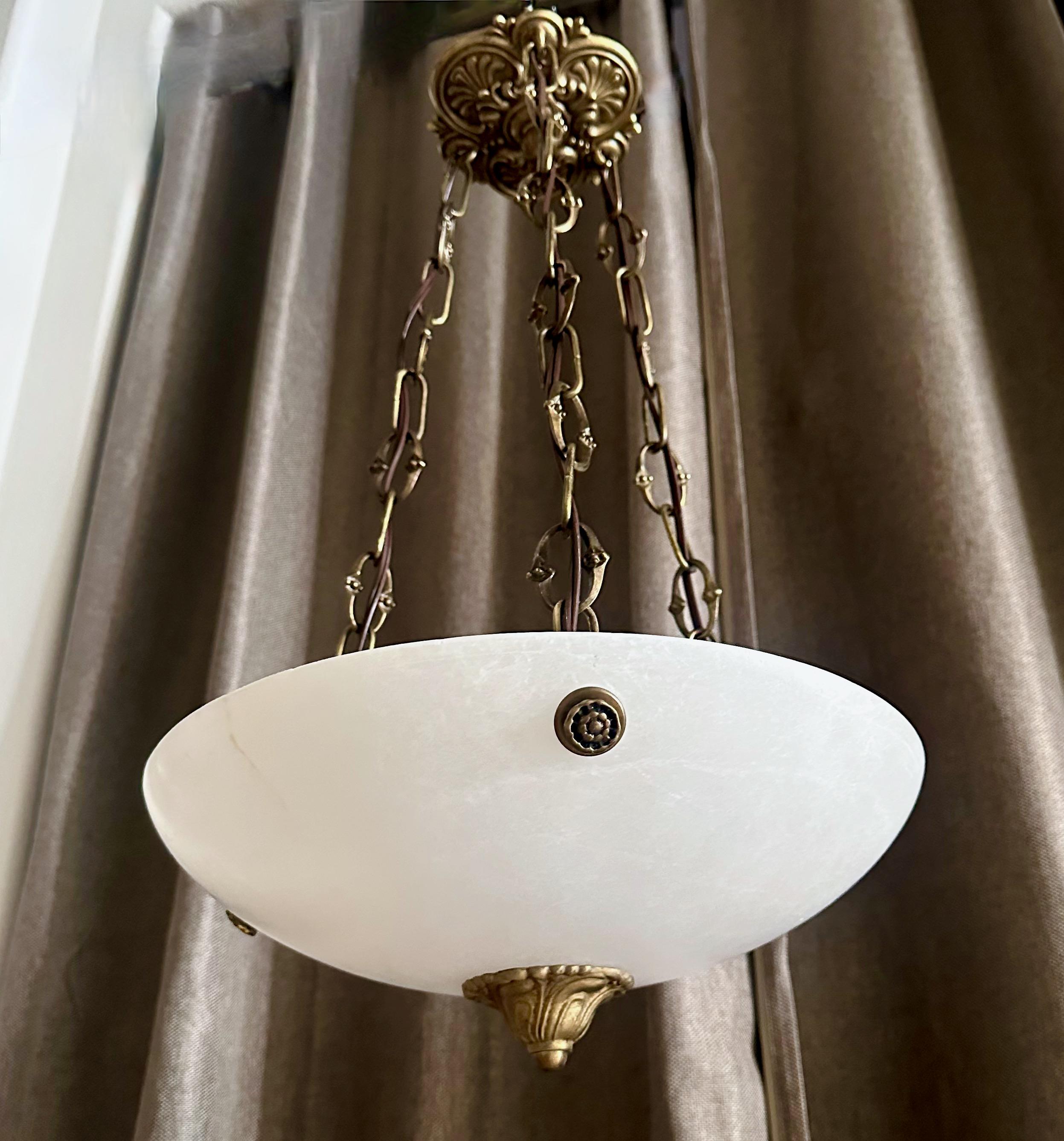 Europeo Lampadario a sospensione in alabastro in stile Directoire francese in vendita