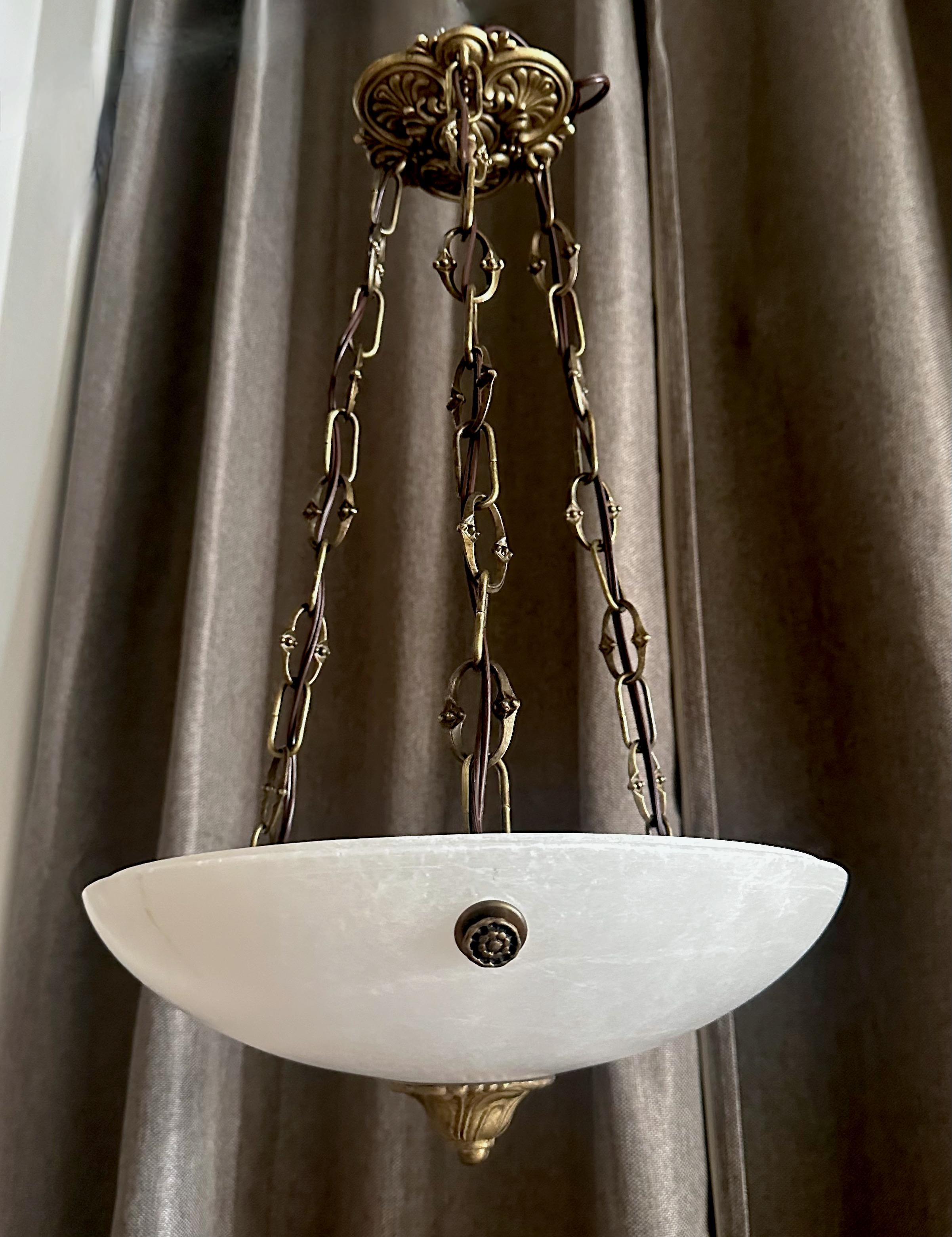 Lampadario a sospensione in alabastro in stile Directoire francese In condizioni buone in vendita a Palm Springs, CA