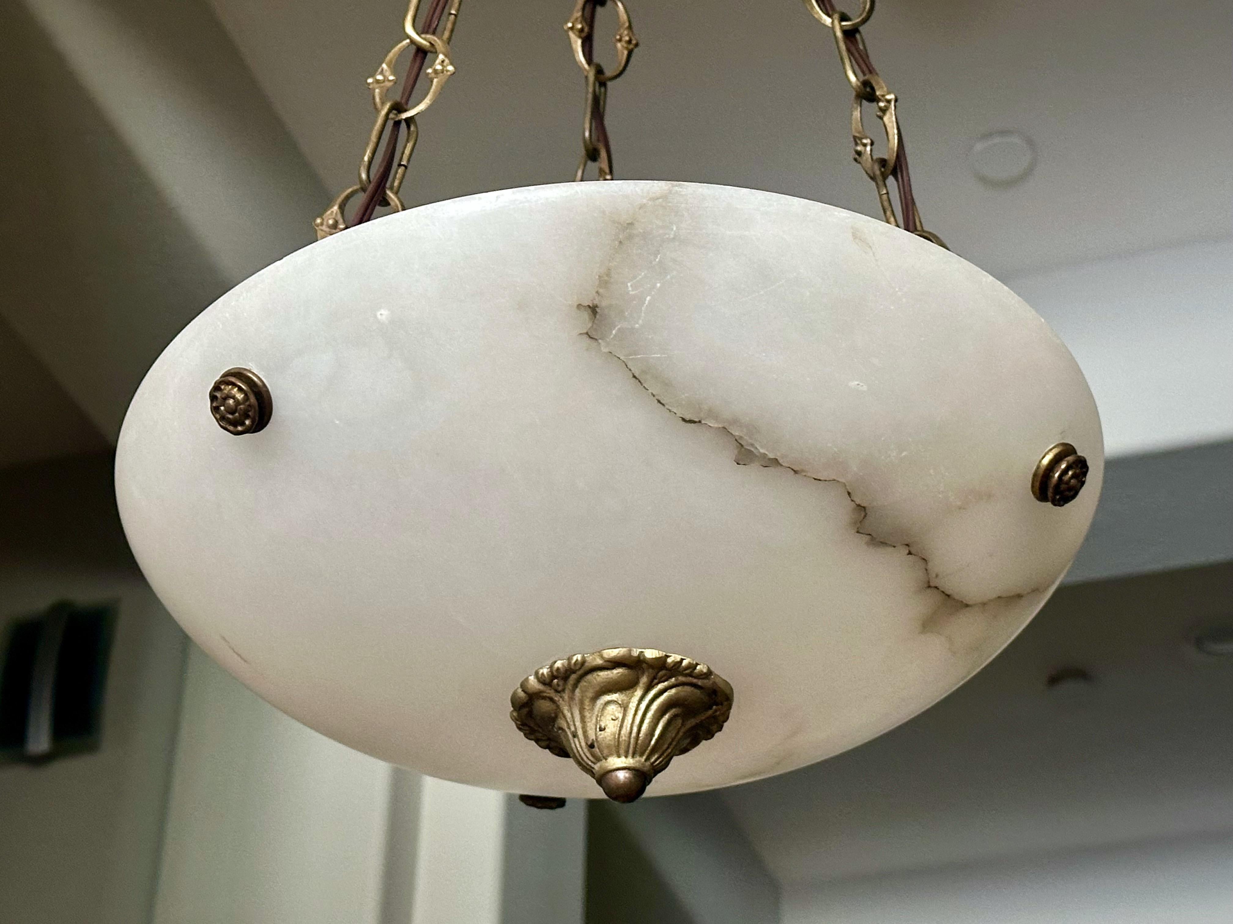 Lampadario a sospensione in alabastro in stile Directoire francese In condizioni buone in vendita a Palm Springs, CA