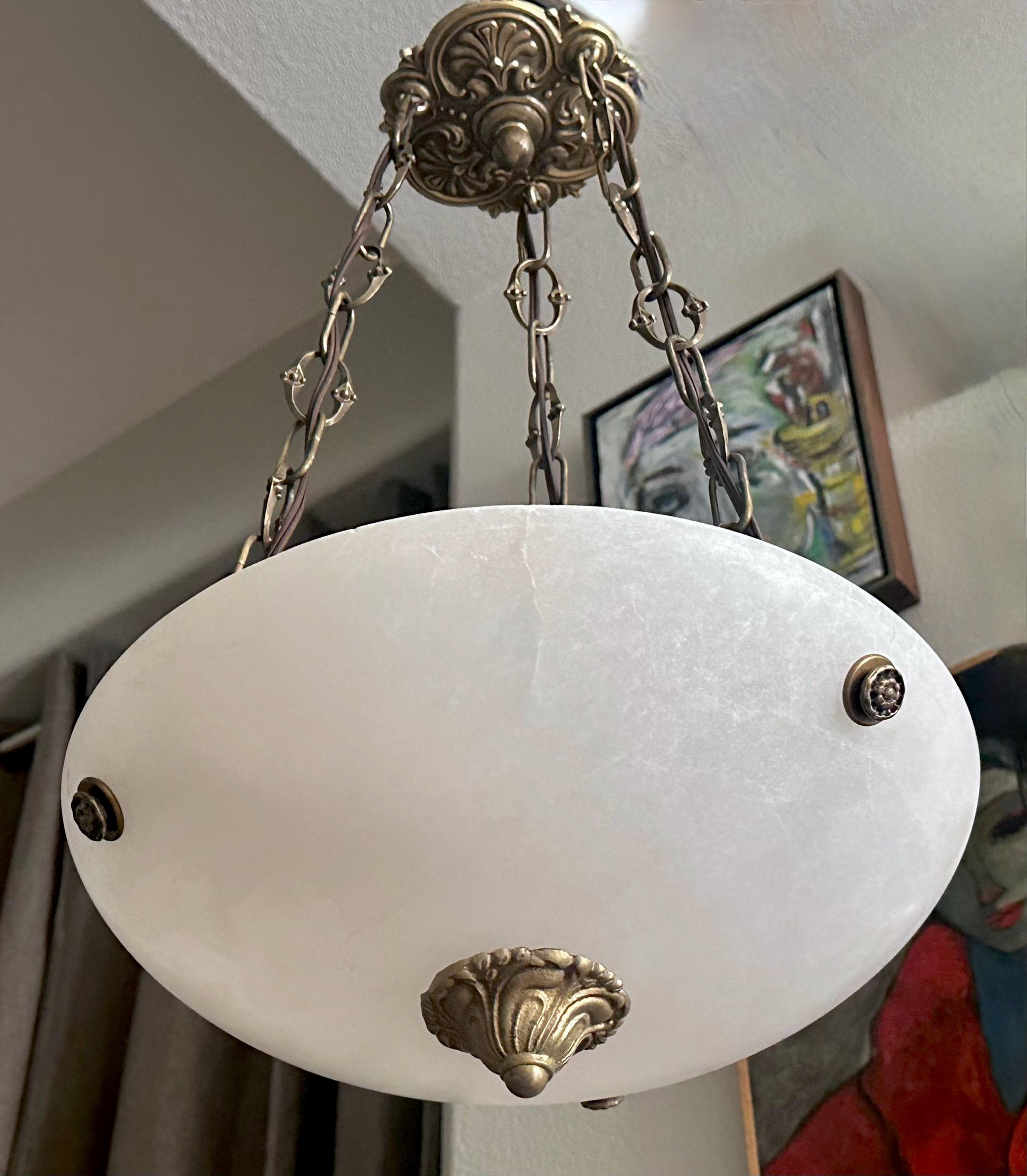 Fine XX secolo Lampadario a sospensione in alabastro in stile Directoire francese in vendita