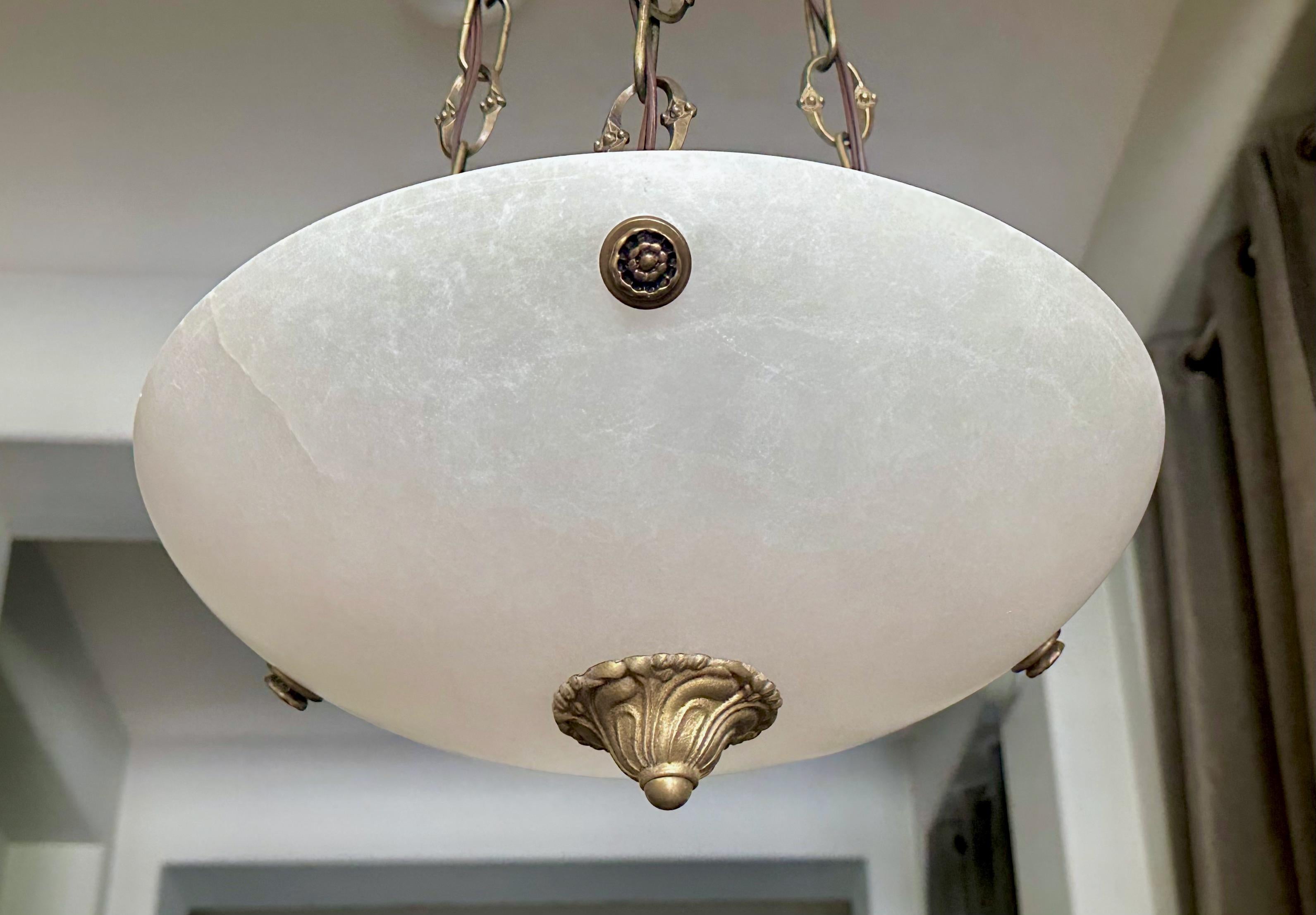Ottone Lampadario a sospensione in alabastro in stile Directoire francese in vendita