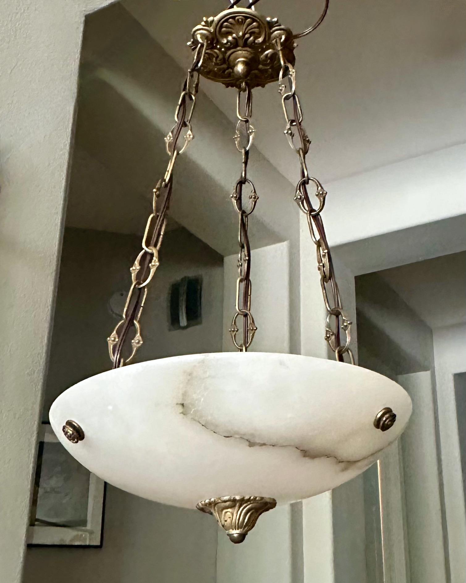 Ottone Lampadario a sospensione in alabastro in stile Directoire francese in vendita