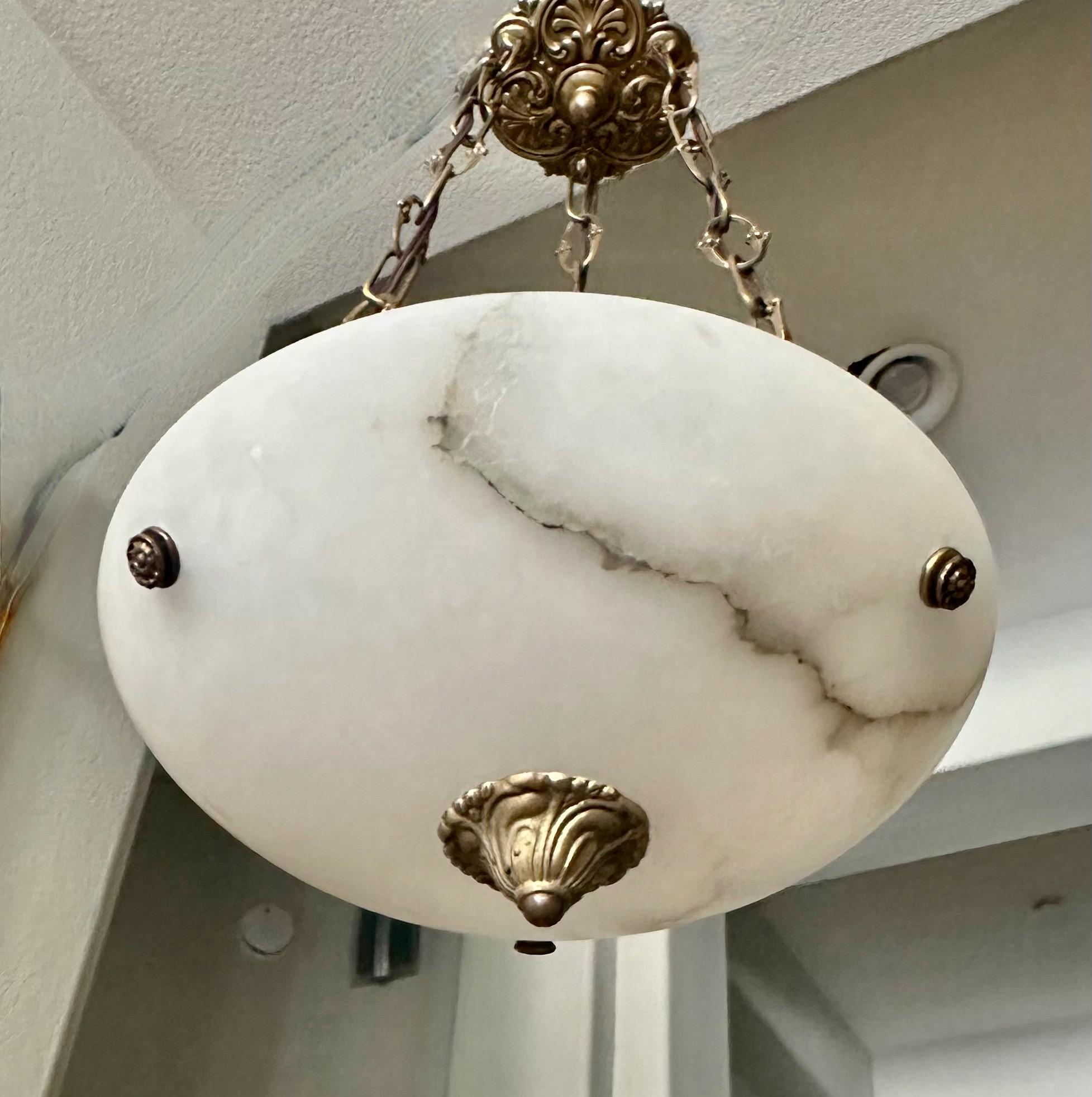Lampadario a sospensione in alabastro in stile Directoire francese in vendita 1