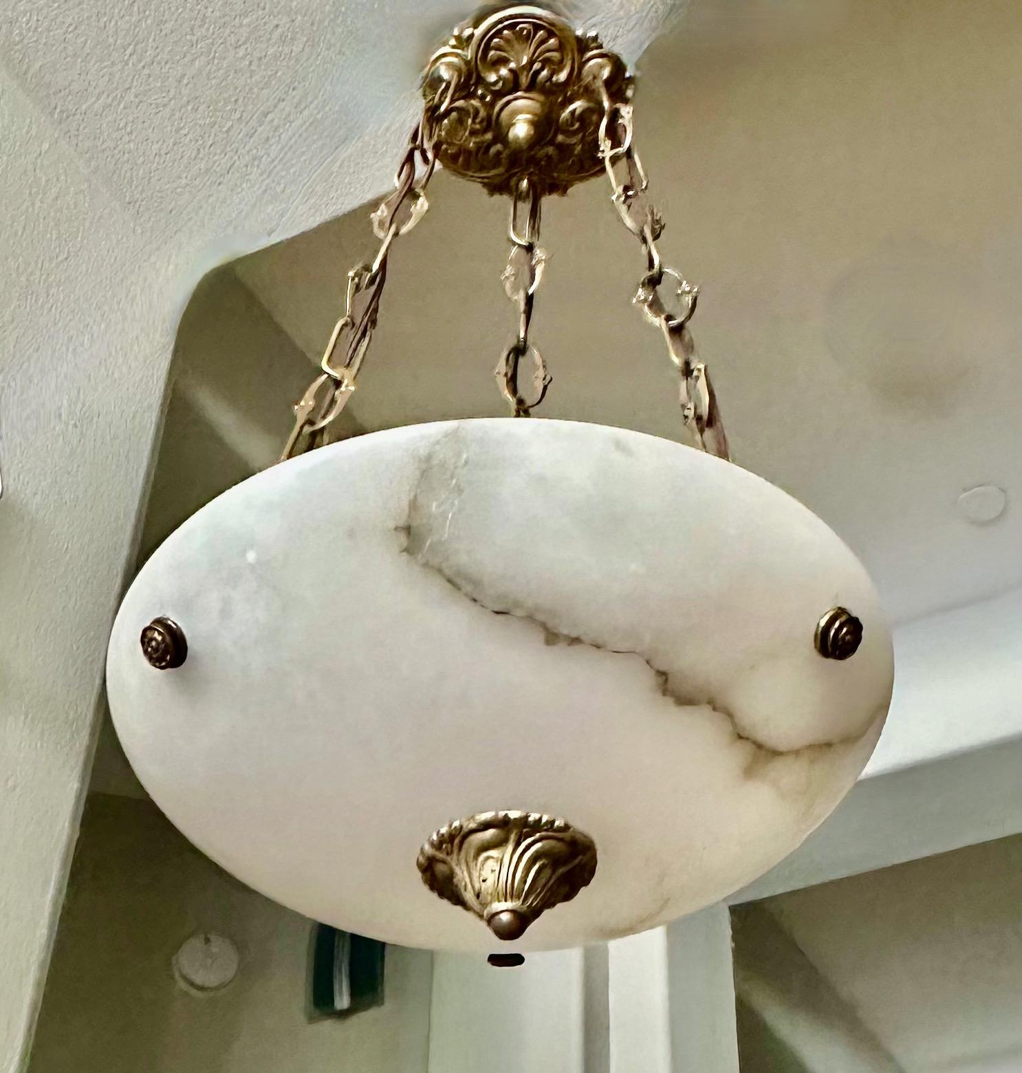 Lampadario a sospensione in alabastro in stile Directoire francese in vendita 2