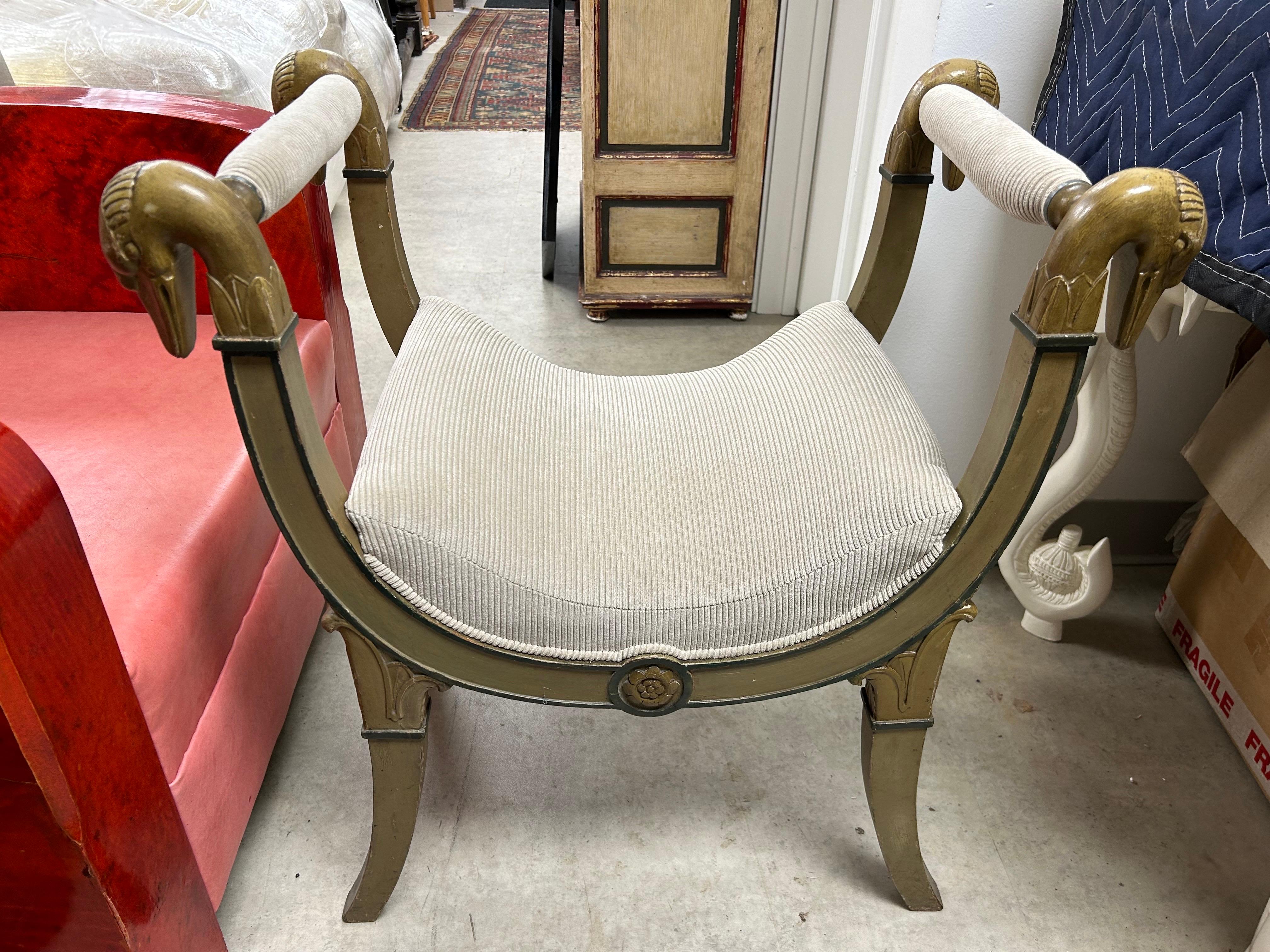 Banc de style directoire français.
Ce joli banc ou tabouret Directoire français peint en gris/vert avec des accents bleu foncé et des poignées en forme de cygne date des années 1920.
Ce banc aux formes élancées a été récemment recouvert de velours