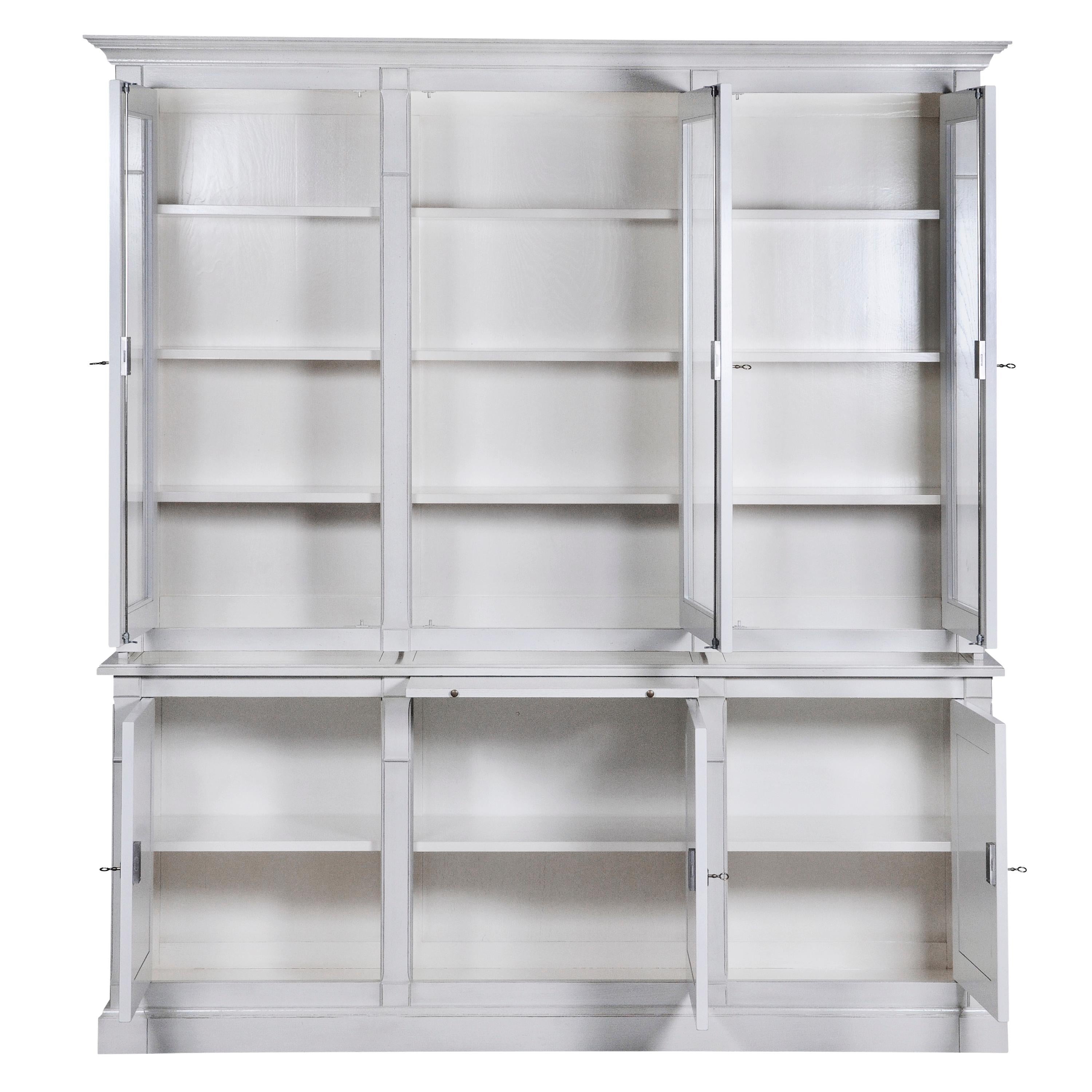 Questa libreria a 3 ante è una riproduzione artigianale dello stile Directoire francese della fine del XVIII secolo.
Questo stile d'epoca è notevole per le sue linee rette, classiche e senza tempo.

Questo mobile è realizzato in due parti. La parte