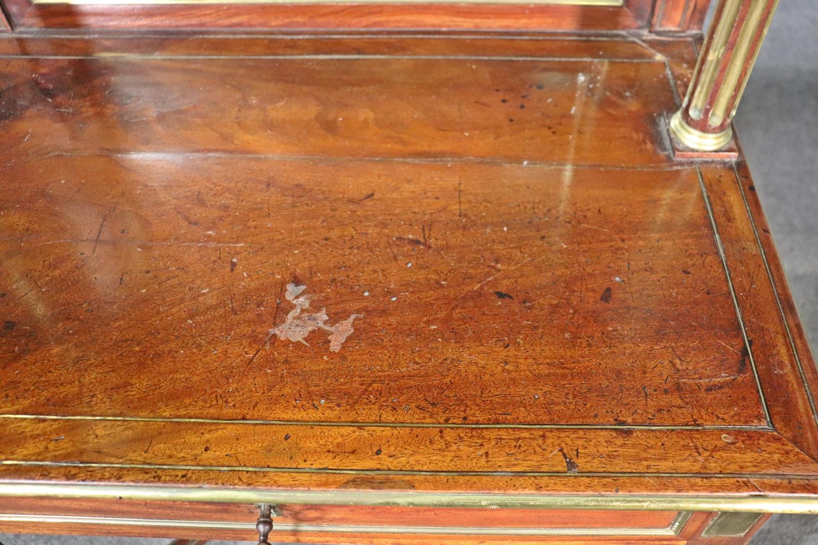 Scrivania in stile Directoire francese con piano in pelle rifinito in ottone, circa 1890 In condizioni buone in vendita a Swedesboro, NJ
