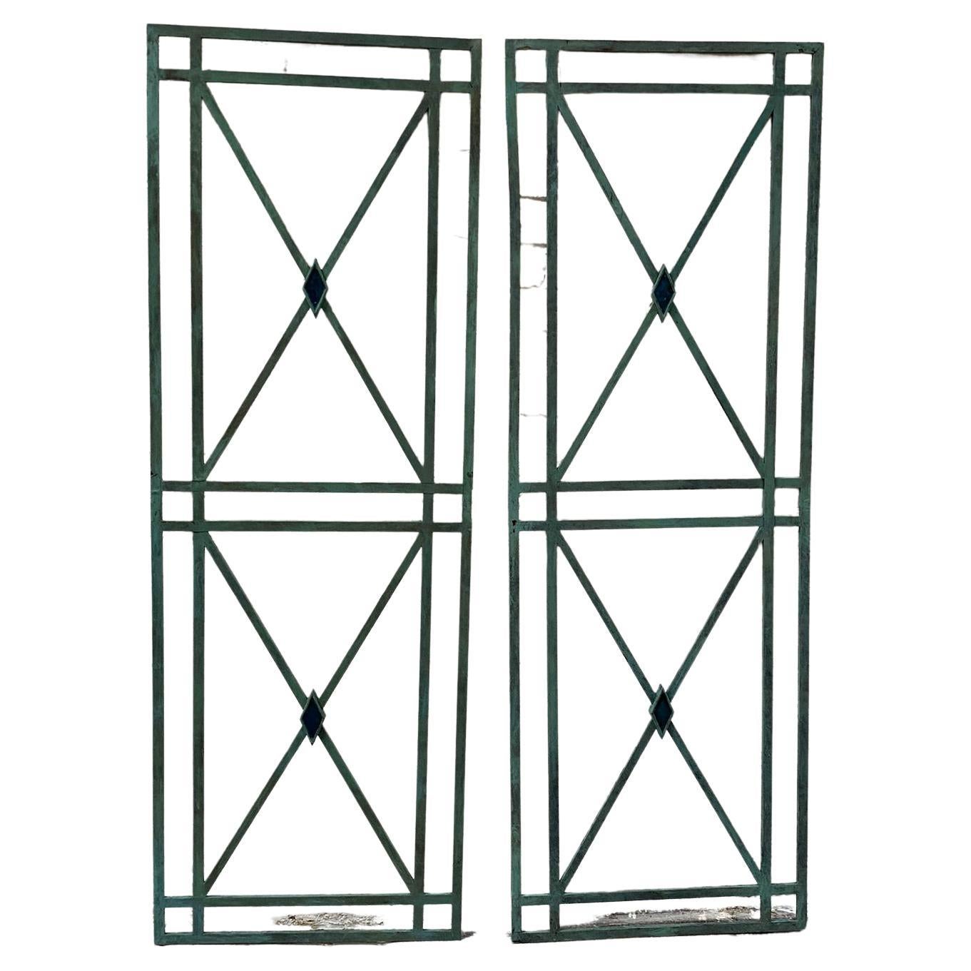 Panneaux muraux en bronze de style Directoire français, les panneaux classiques à cadre en X avec un diamant central fait d'émail fondu. 

Très élégants, ces panneaux peuvent être fixés au mur pour donner une touche architecturale classique à