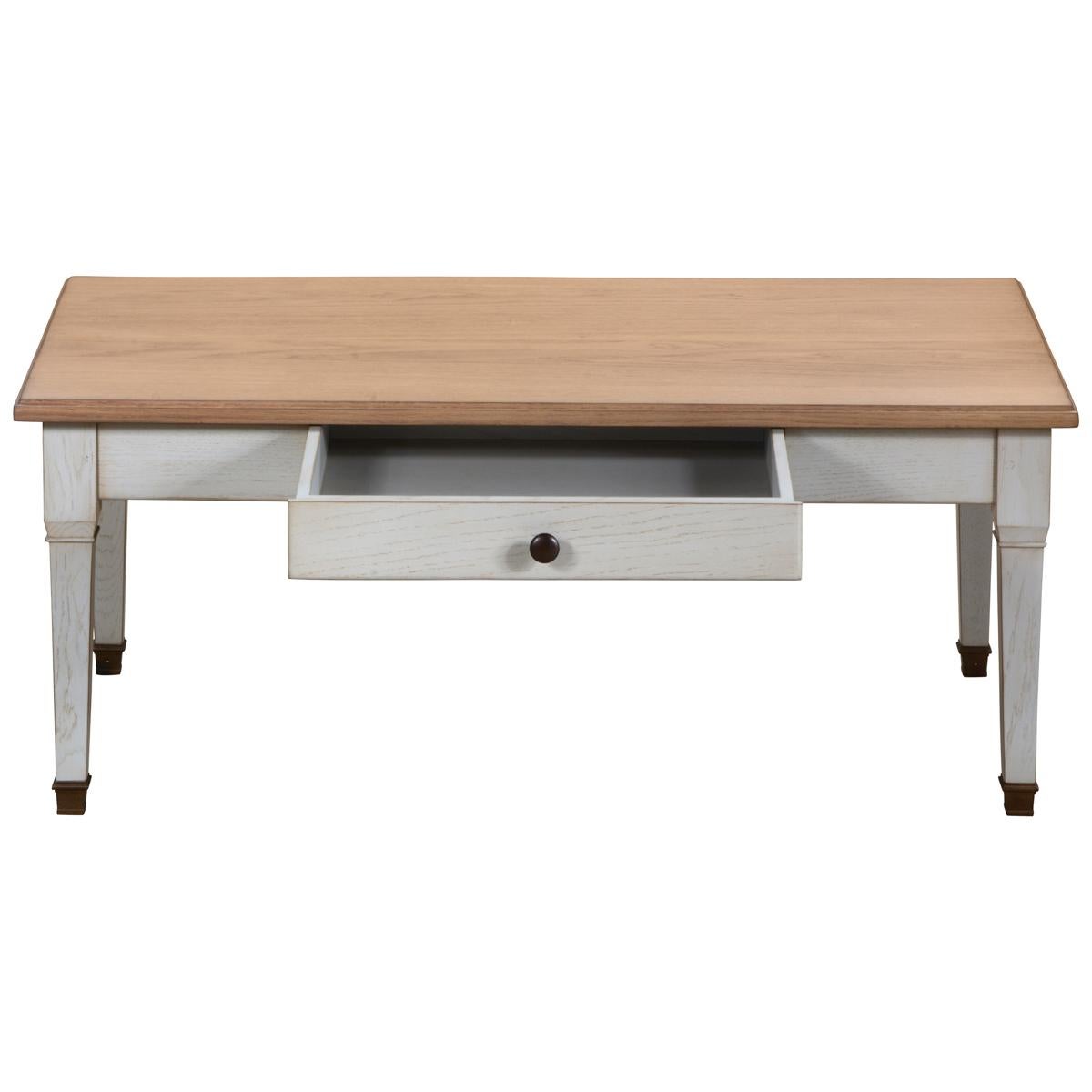 Cette table basse est une reproduction artisanale du style Directoire français de la fin du XVIIIe siècle. Cette période est remarquable par ses lignes droites, classiques et intemporelles.

Sa finition classique est réalisée avec une teinture chêne