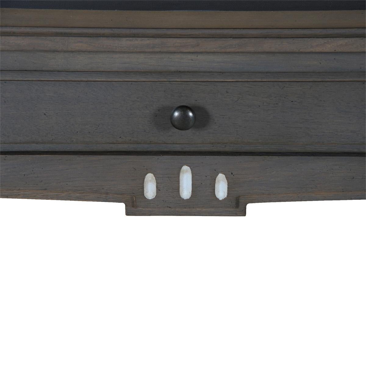 Schreibtisch im französischen Directoire-Stil aus Eiche mit Regal und Lederpad, grau gebeizt im Angebot 4
