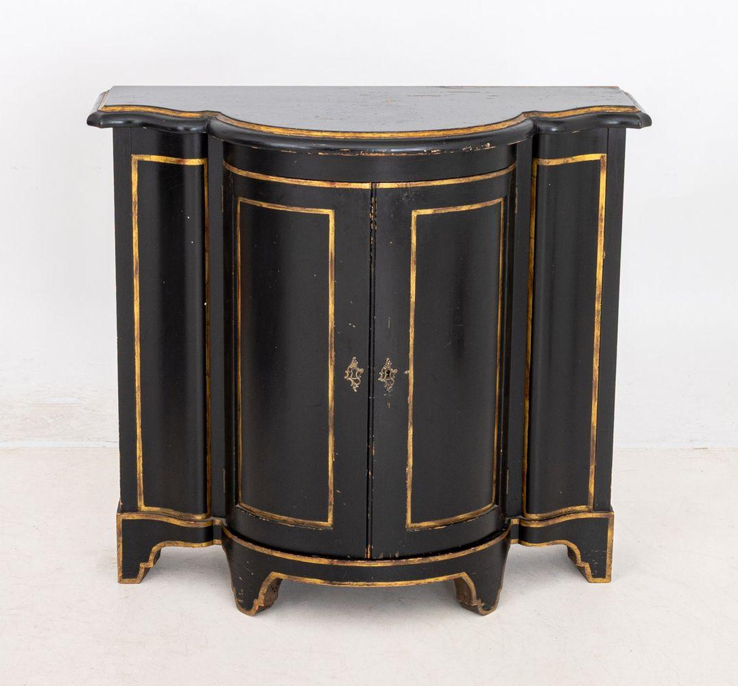 Mobiletto ebanizzato in stile Directoire francese, con accenti dorati e due ante che si aprono su due ripiani, etichetta con targhetta Baker Furniture all'interno.

34