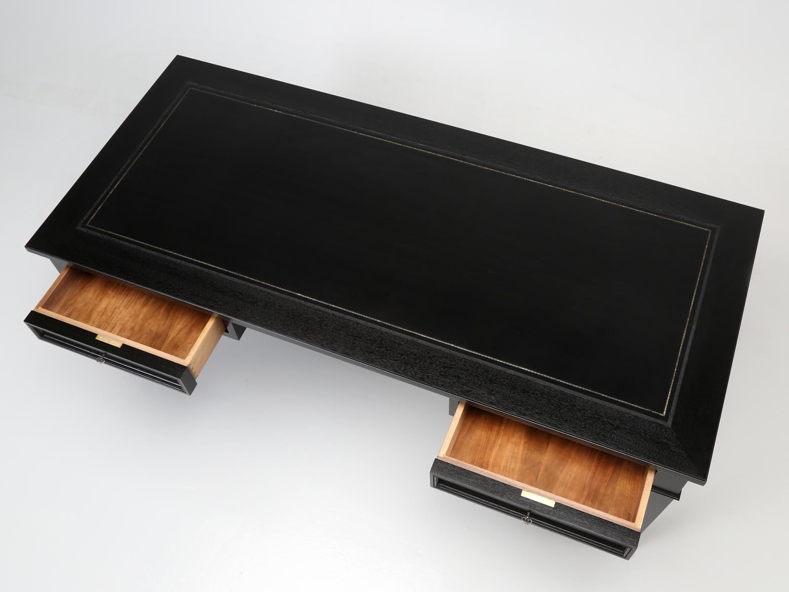 Schreibtisch aus ebonisiertem massivem Mahagoni im Directoire-Stil in jeder Dimension (amerikanisch) im Angebot