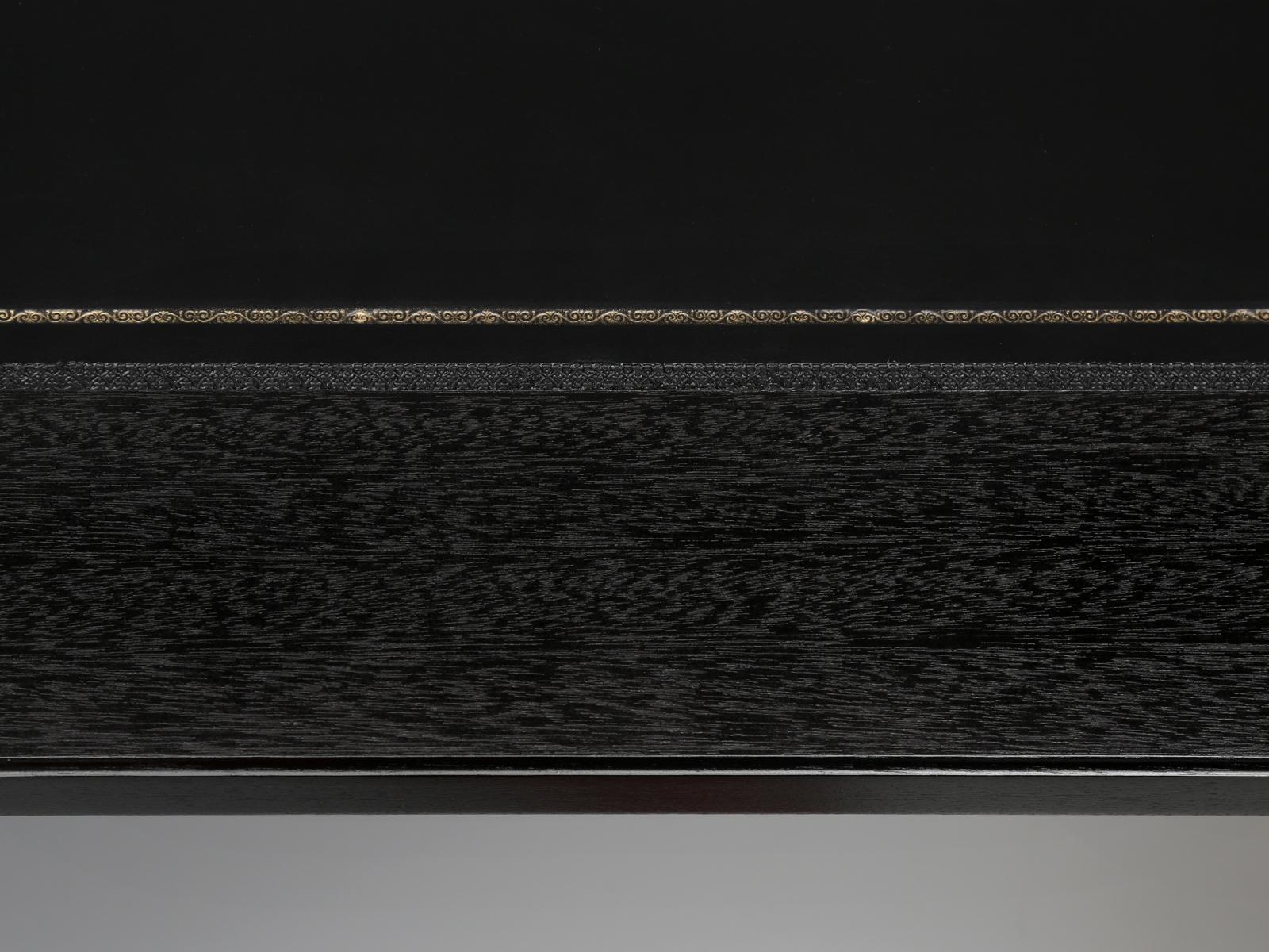 Schreibtisch aus ebonisiertem massivem Mahagoni im Directoire-Stil in jeder Dimension (21. Jahrhundert und zeitgenössisch) im Angebot