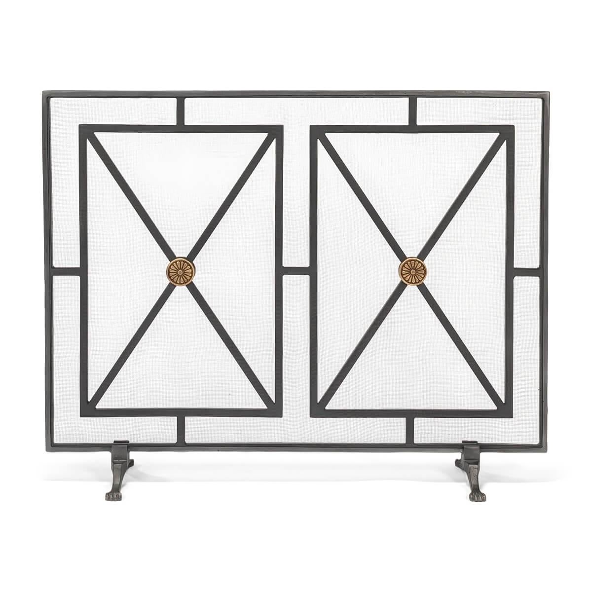 Écran de cheminée de style Directoire en fer gris foncé avec des panneaux en X centrés de rosettes dorées et reposant sur des pieds en pattes.

Dimensions
38