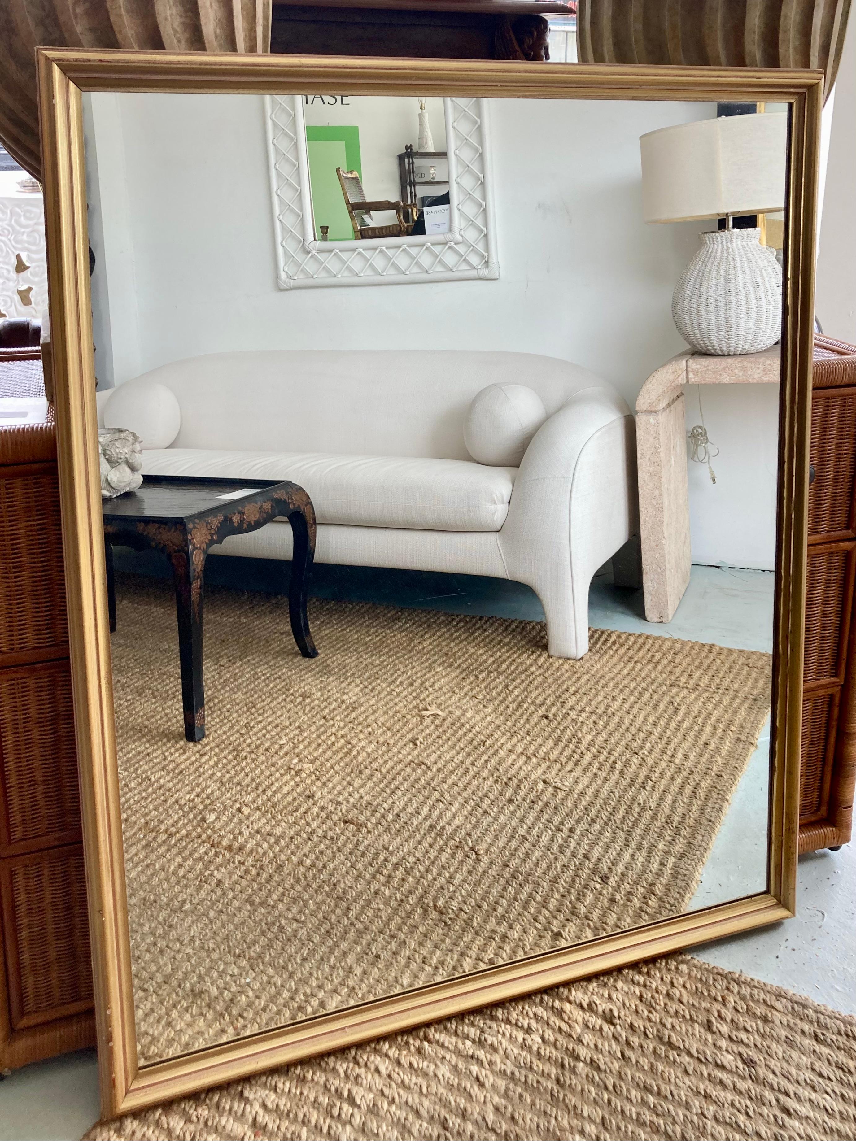 Espejo dorado de estilo directoire francés con detalles de talla clásica de director sencillo. La cantidad perfecta de dorado para añadir a cualquier habitación y conseguir una elegancia discreta. Añade un poco de estilo y arquitectura clásicos