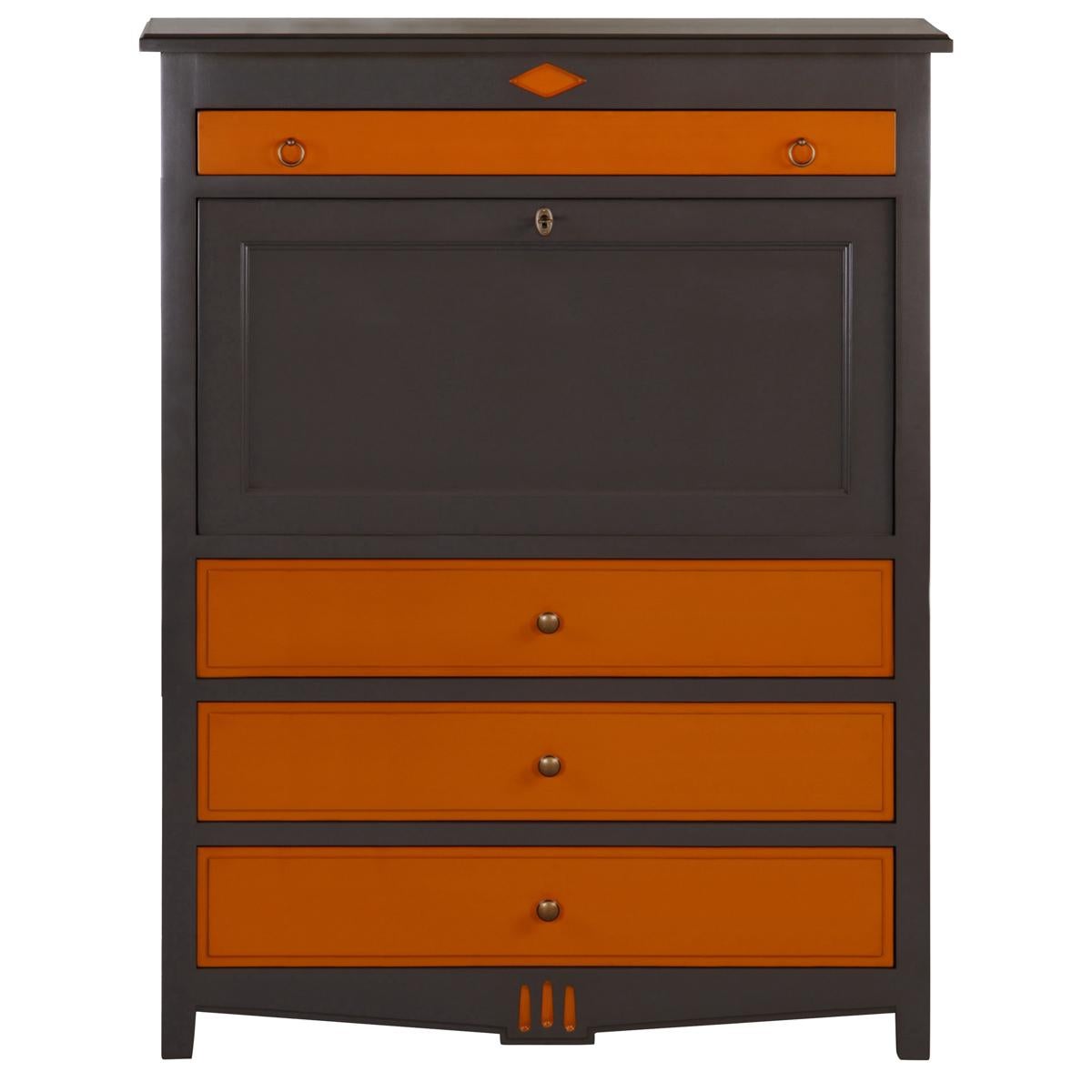 Este escritorio de secretaria es una interpretación modernizada a mano del estilo francés Directoire de finales del siglo XVIII. Este diseño de época destaca por sus líneas rectas, clásicas y atemporales.

Está hecho de madera maciza de cerezo