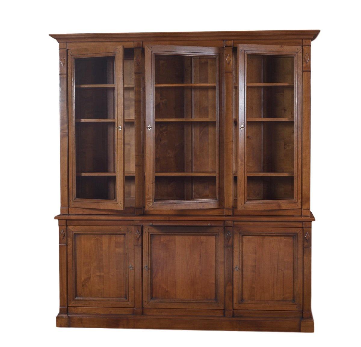 Questa libreria a 3 ante è una riproduzione artigianale dello stile Directoire francese della fine del XVIII secolo.
Questo stile d'epoca è notevole per le sue linee rette, classiche e senza tempo.

Questo mobile è realizzato in due parti. La parte