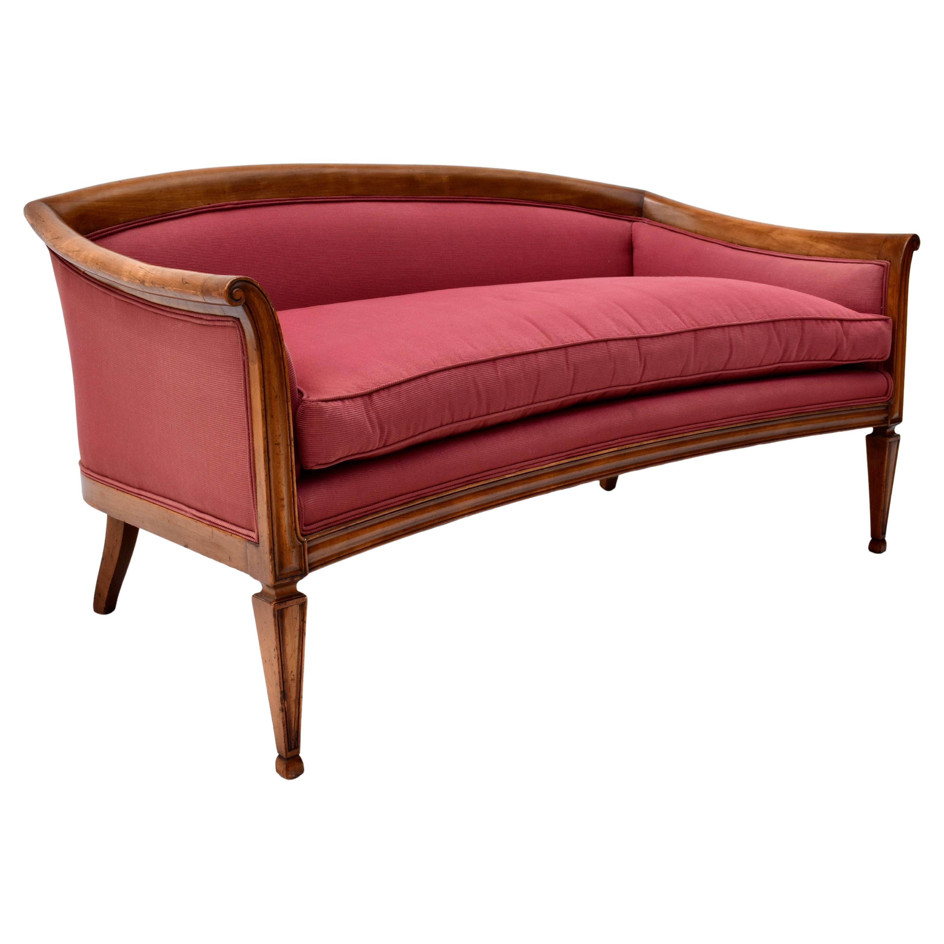 Ein französisches Sofa im Directoire-Stil aus massivem Kirschbaumholz mit subtilen verschnörkelten Armlehnen und verjüngten Vorder- und gespreizten Hinterbeinen. Einzigartig im Übergang, geeignet für die Platzierung in einer Vielzahl von Umgebungen