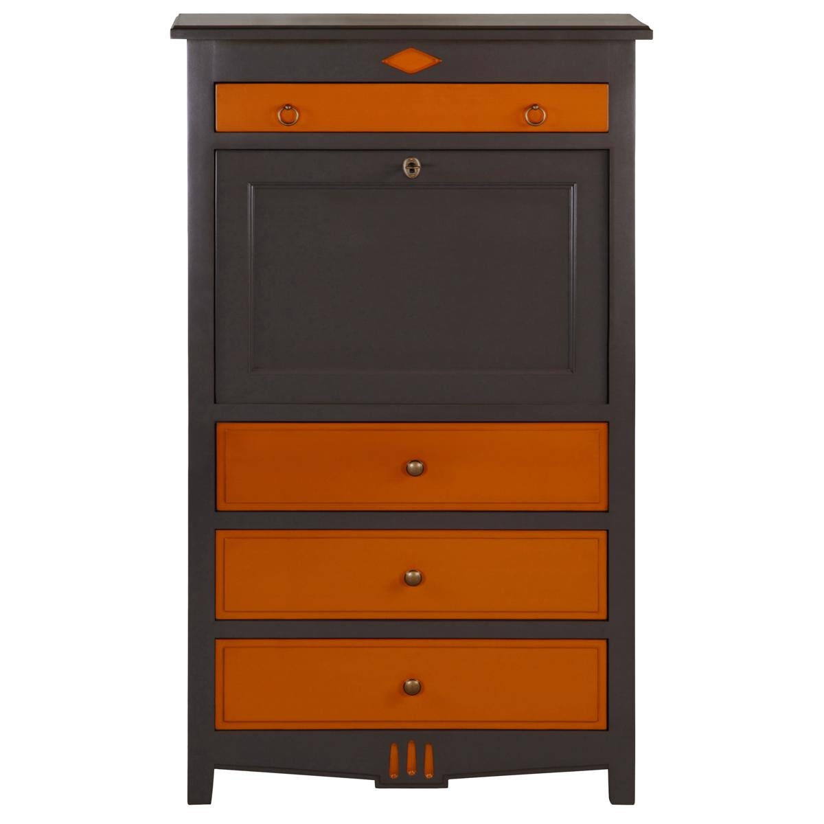 Este escritorio de secretaria es una interpretación modernizada a mano del estilo francés Directoire de finales del siglo XVIII. Este diseño de época destaca por sus líneas rectas, clásicas y atemporales.

Está hecho de madera maciza de cerezo