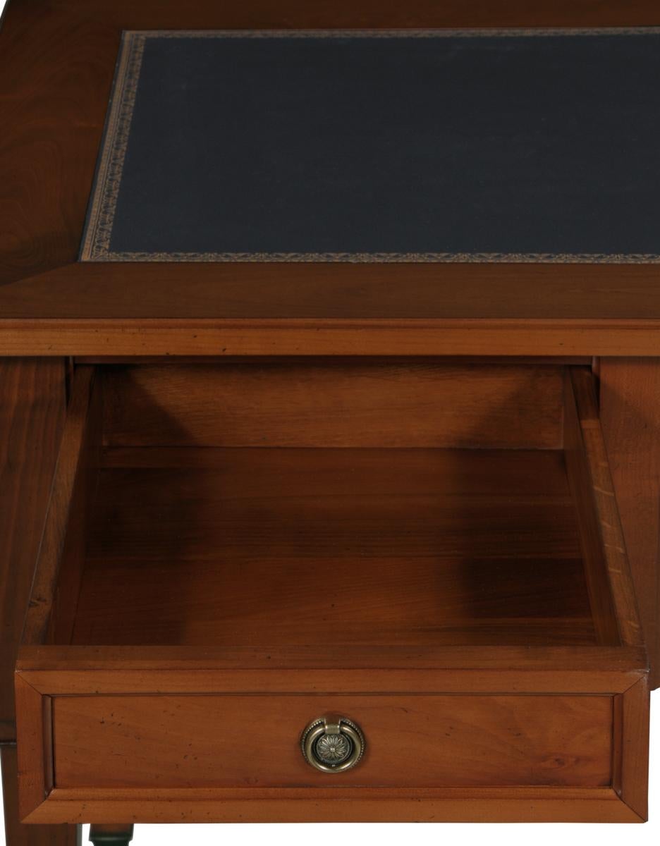 Französischer Ministerschreibtisch im Directoire-Stil aus Massivholz mit Lederpad im Angebot 1