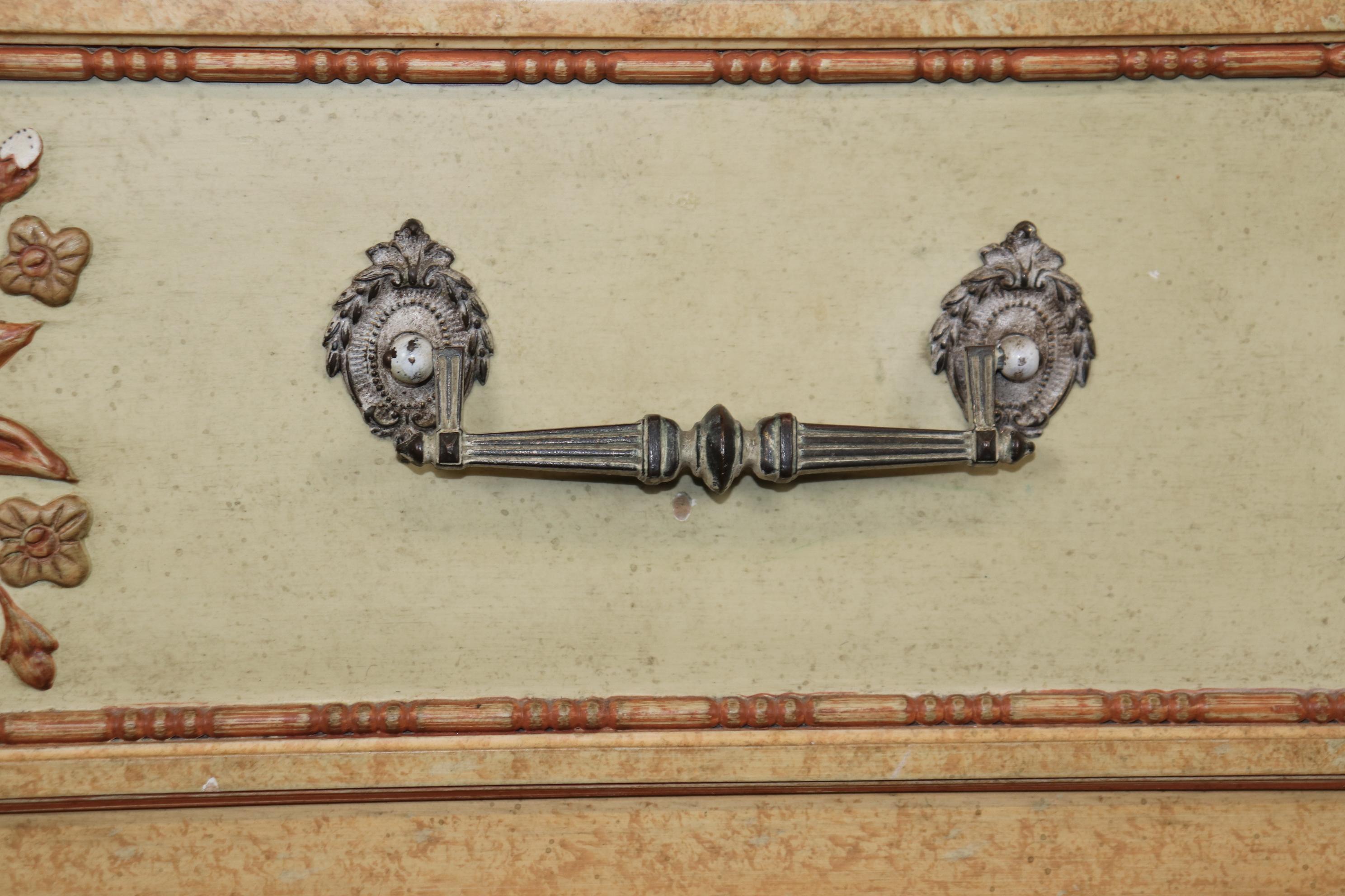 Milieu du XXe siècle Commode Baker décorée à deux tiroirs de style Directoire français  en vente