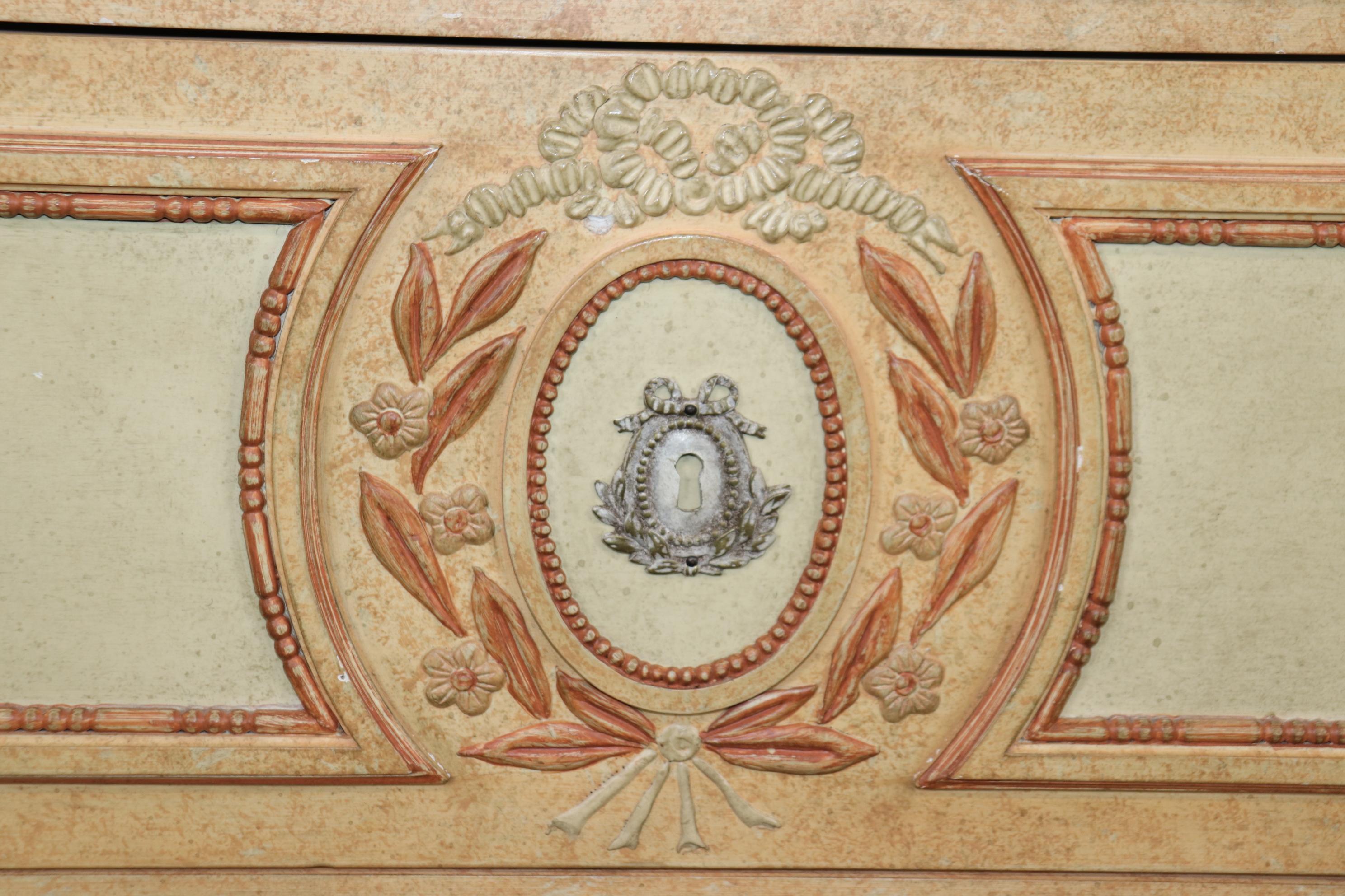 Noyer Commode Baker décorée à deux tiroirs de style Directoire français  en vente