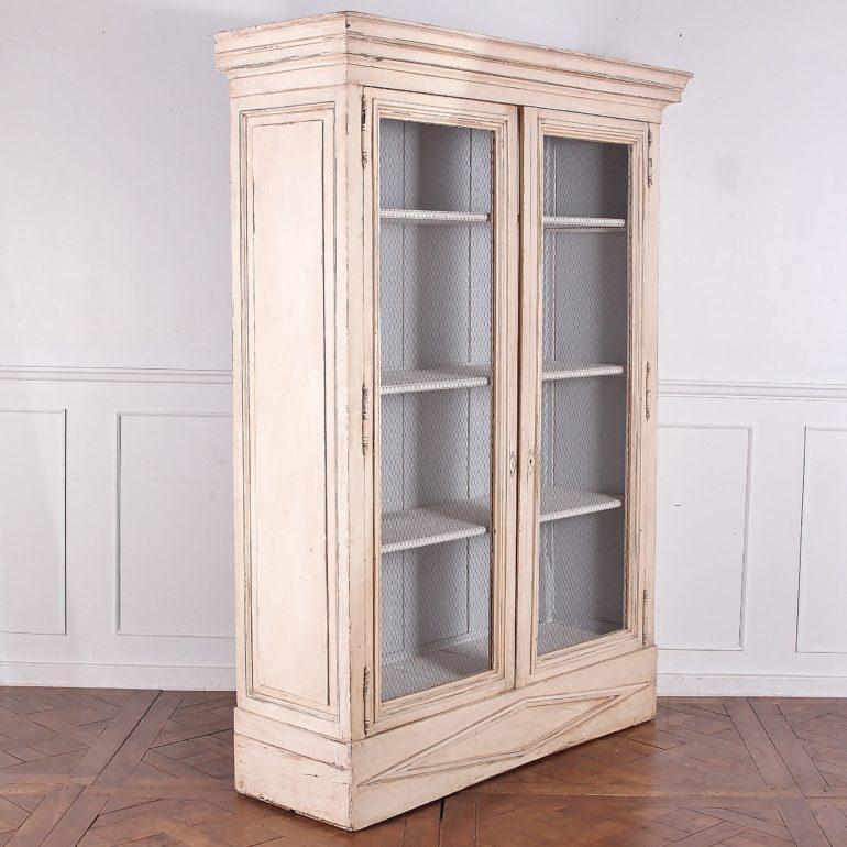 French Directoire-style painted bookcase, with mesh-front doors and adjustable shelves to the interior. 



    