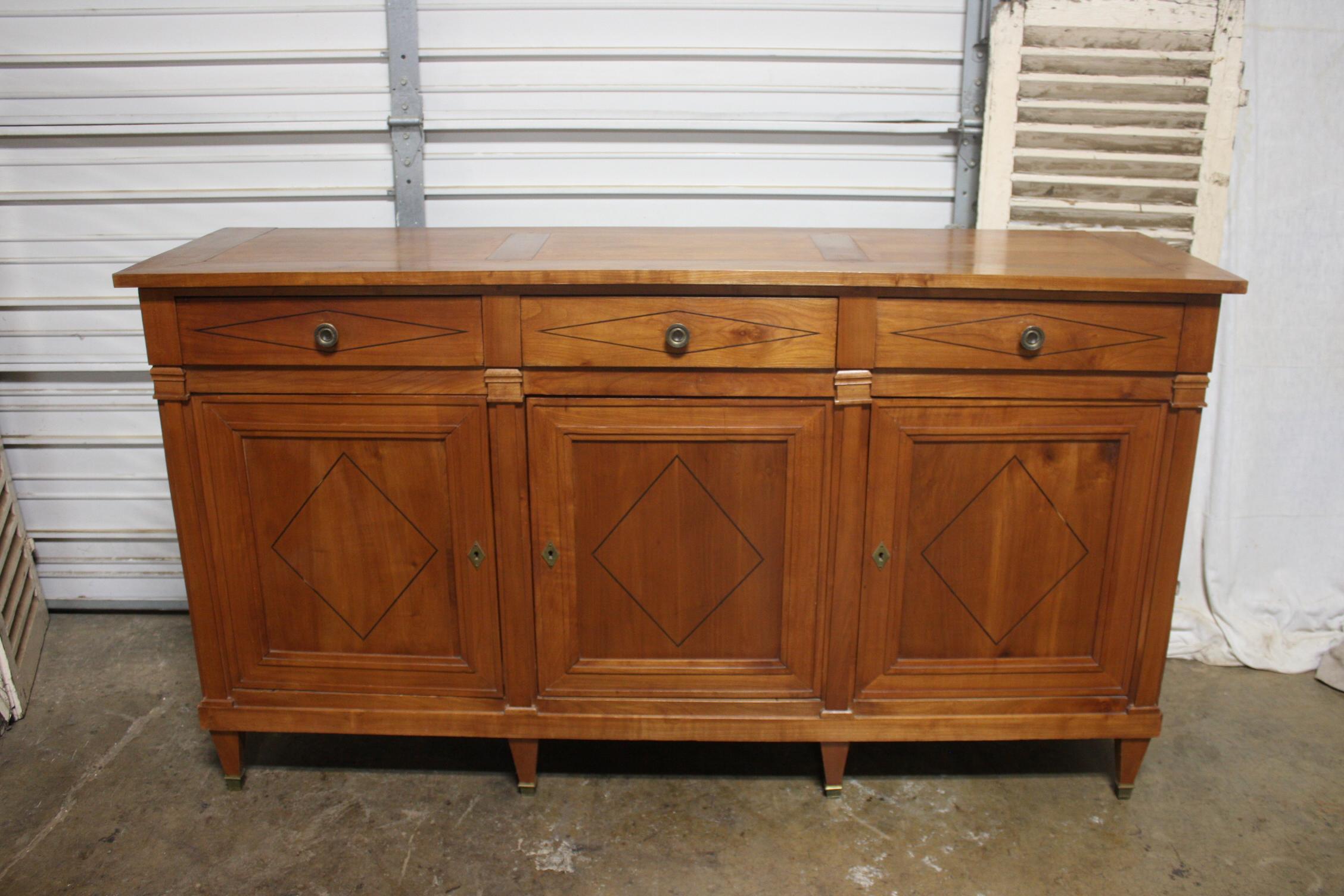 This sideboard is in fruitwood with diamond inlay on the doors and drawers. Easy to place anywhere at home.