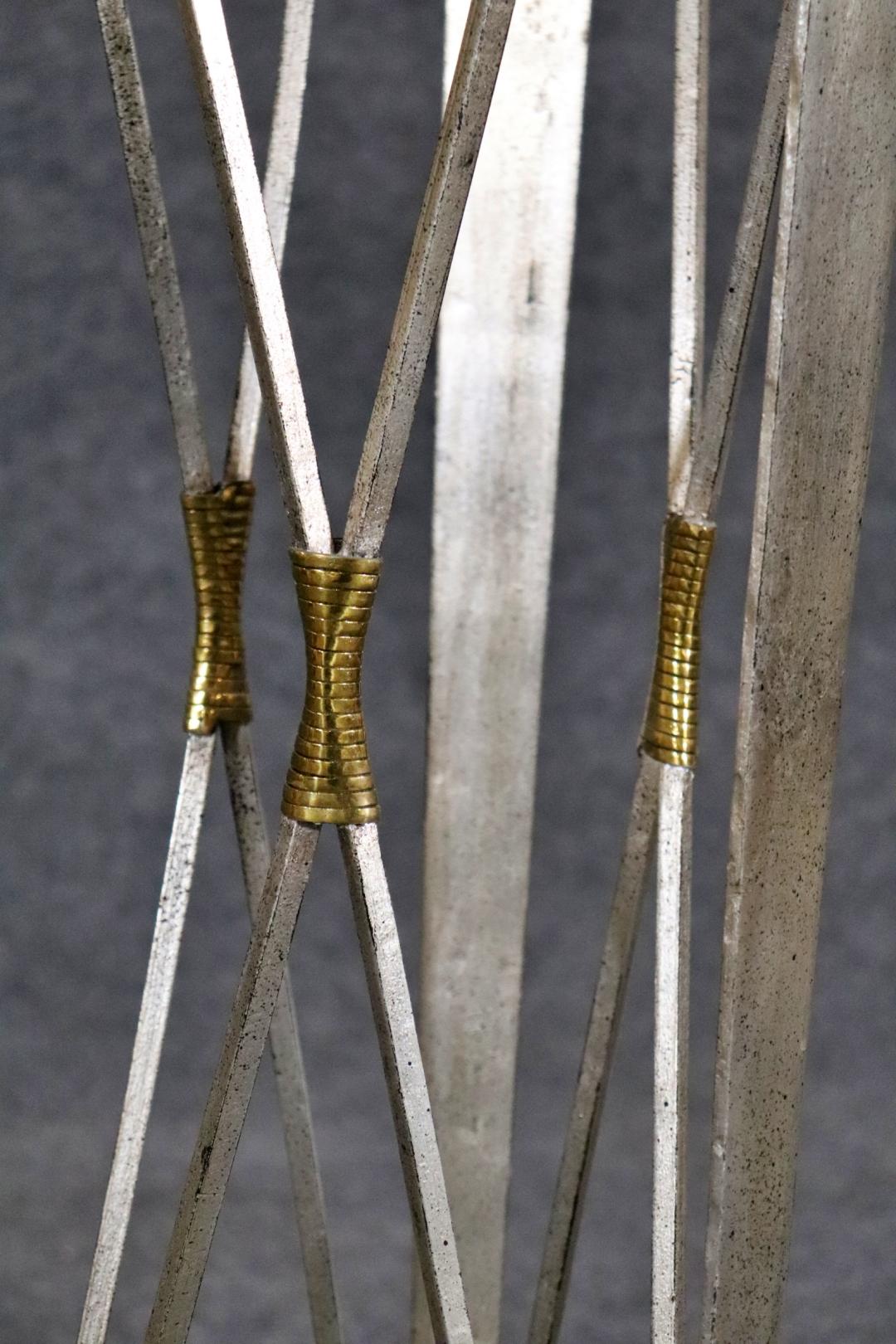 Französischer Sockel im Directoire-Stil mit Blattsilber und Bronze (Metall) im Angebot