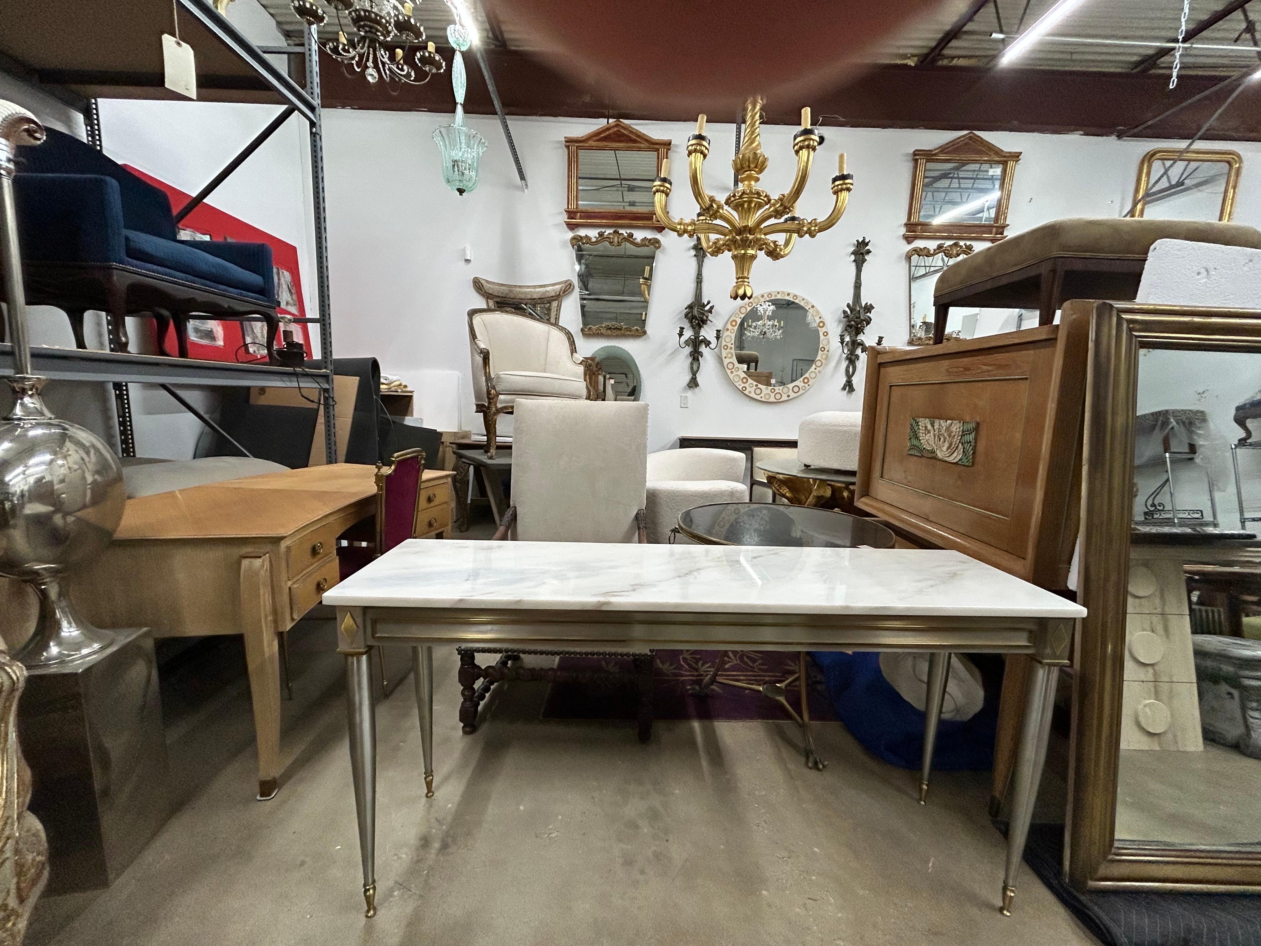 Mesa consola de acero inoxidable y bronce estilo Directoire francés.
Se ofrece una inusual consola francesa de estilo Maison Jansen Directoire, estilo Luis XVI o neoclásico, de acero inoxidable con monturas de bronce y tapa de mármol blanco.
Esta