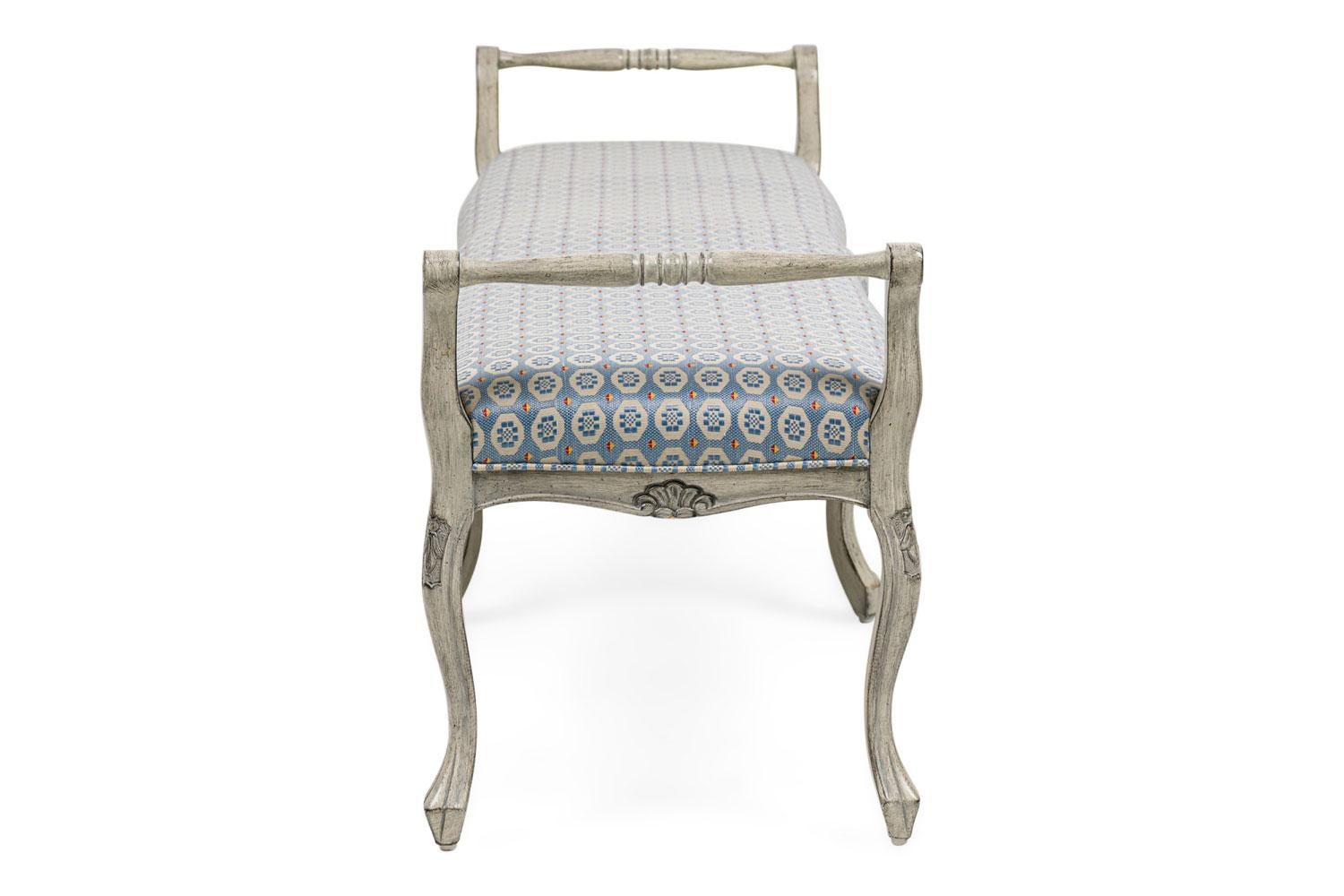 French Directoire Style White Painted Window Bench (Französische Provence) im Angebot