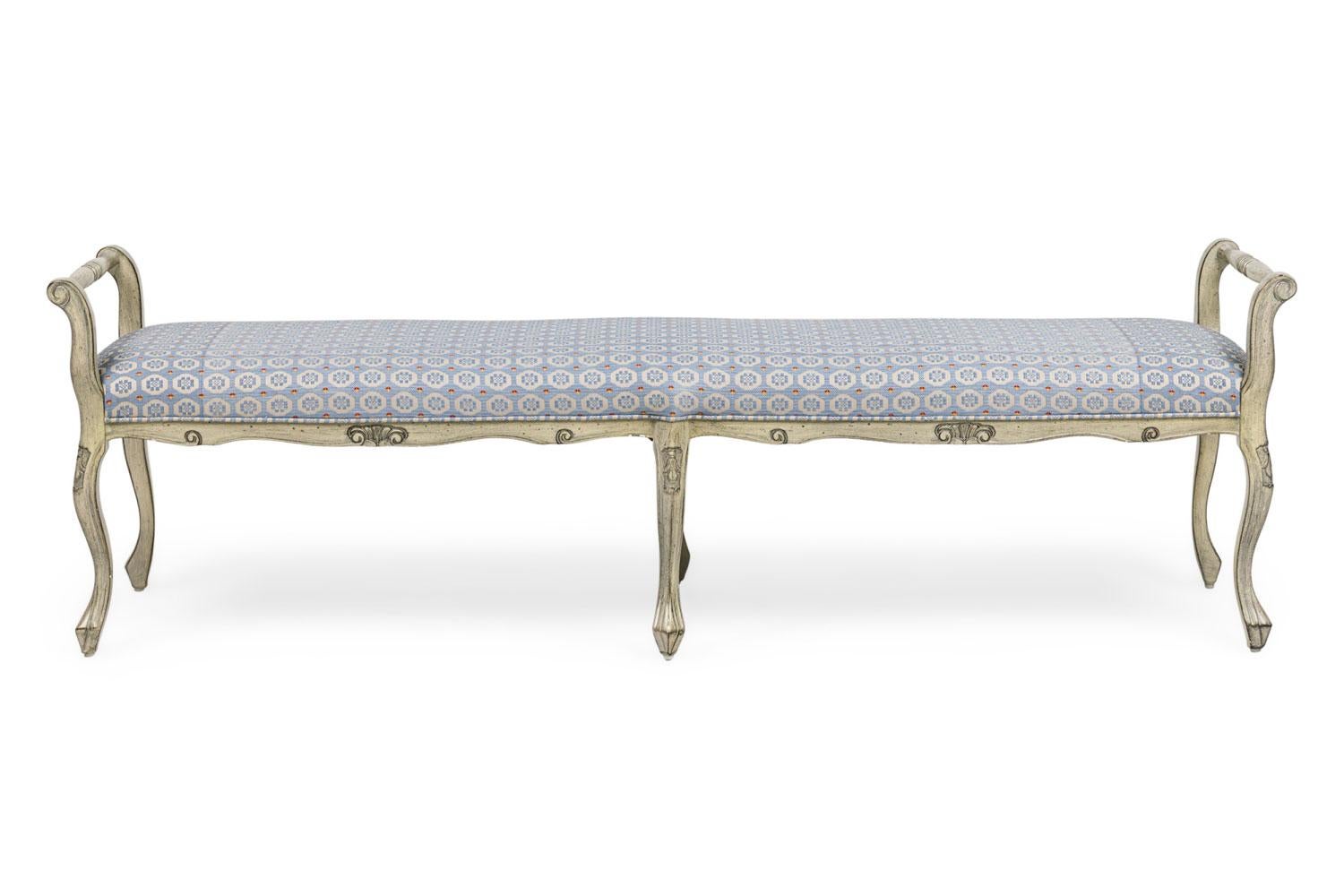 French Directoire Style White Painted Window Bench (Geschnitzt) im Angebot