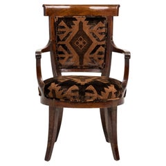 Französischer Directoire Nussbaum & Schwarz Geometrischer Säbelbein-Sessel mit Polsterung Französischer Directoire Nussbaum & Schwarz Geometrischer Säbelbein-Sessel mit Polsterung