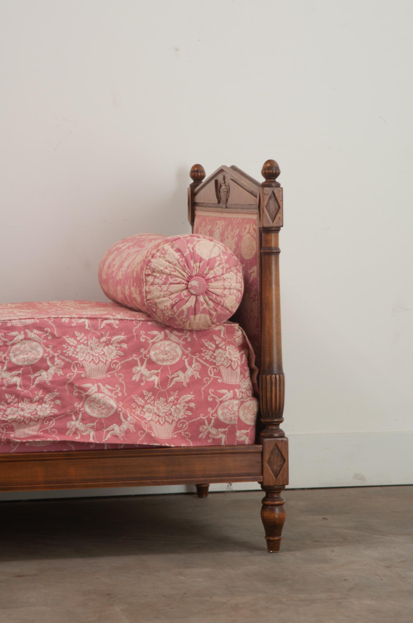 French Directoire Walnut Daybed & Crown In Good Condition For Sale In Baton Rouge, LA